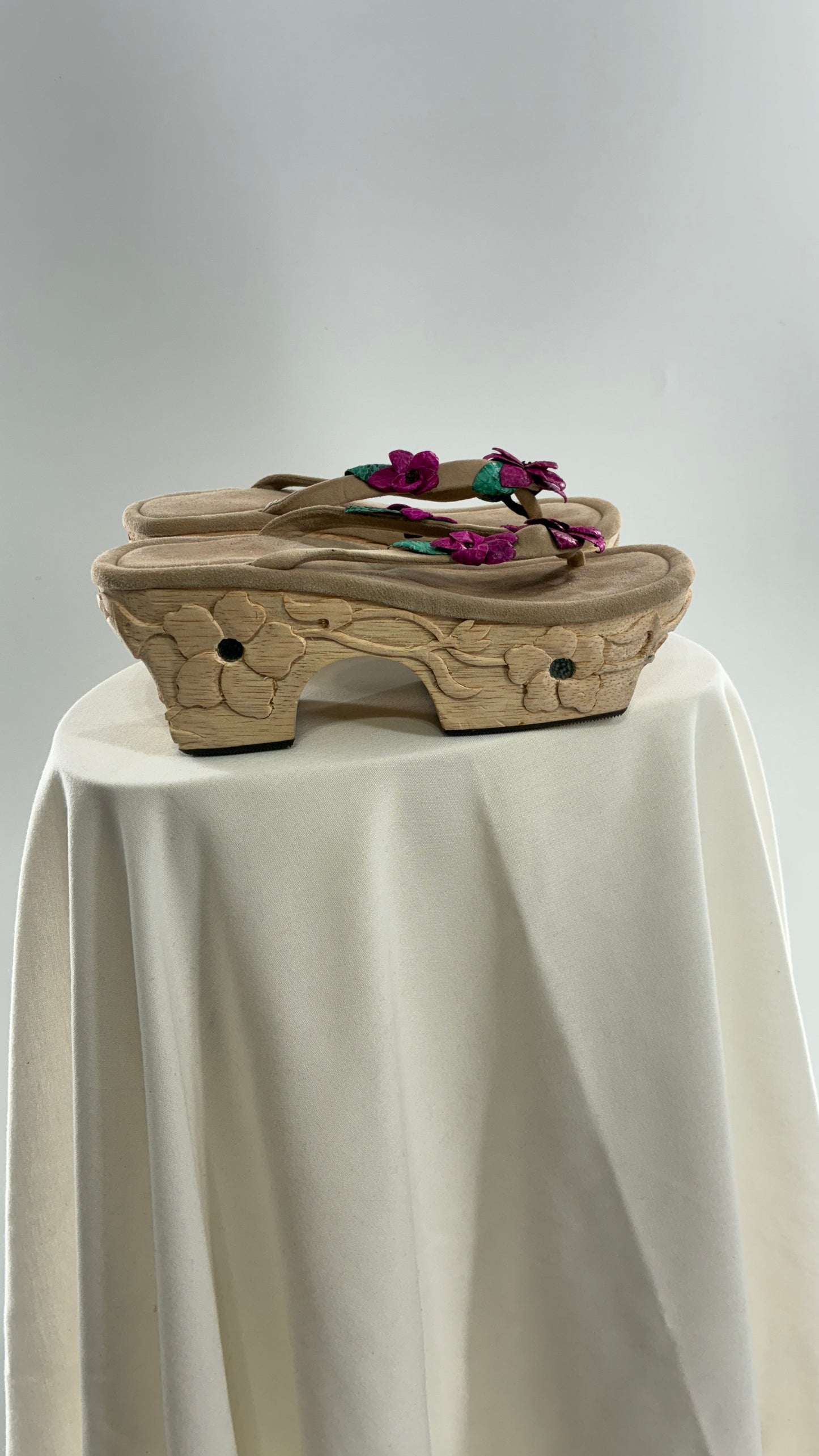RARE Vintage VALERIA LACERDA Wooden Platform Sandal with Engraved Florals, Fuchsia Flowers and Mirror Details (7)