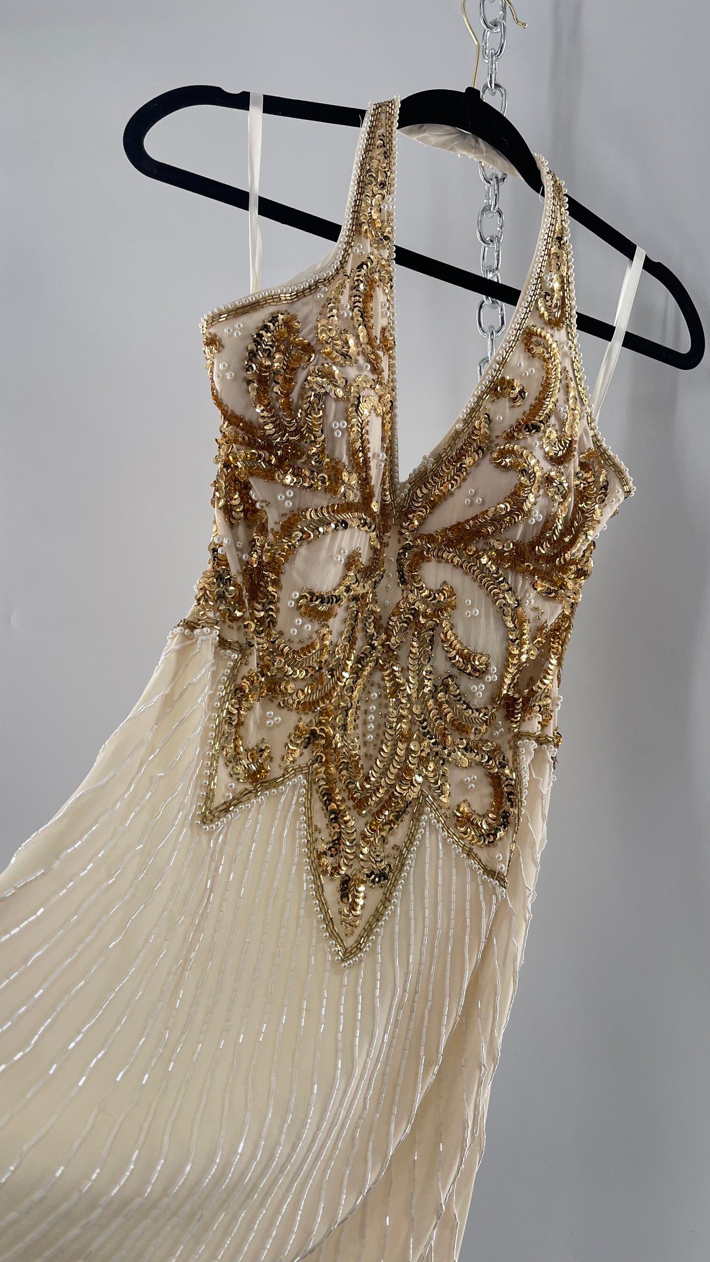Cache Beaded Old Hollywood Glam White Beaded BodyCon Mini Dress with Halter Neckline and Bedazzled Gold Sequin Bust (4)
