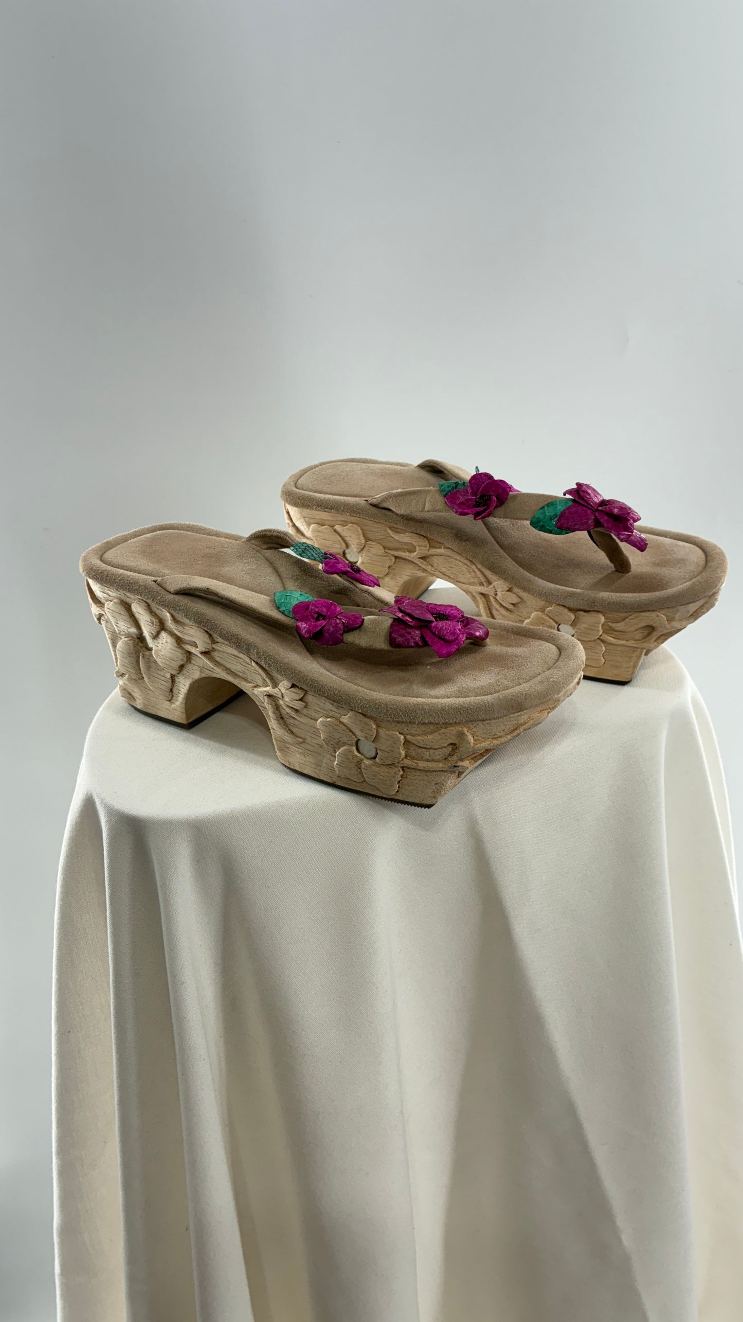 RARE Vintage VALERIA LACERDA Wooden Platform Sandal with Engraved Florals, Fuchsia Flowers and Mirror Details (7)