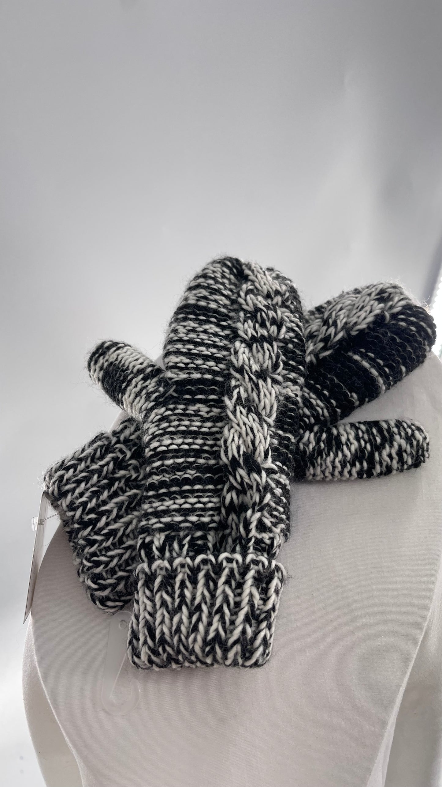 Maurices Anthropologie Black and White Knit Mittens