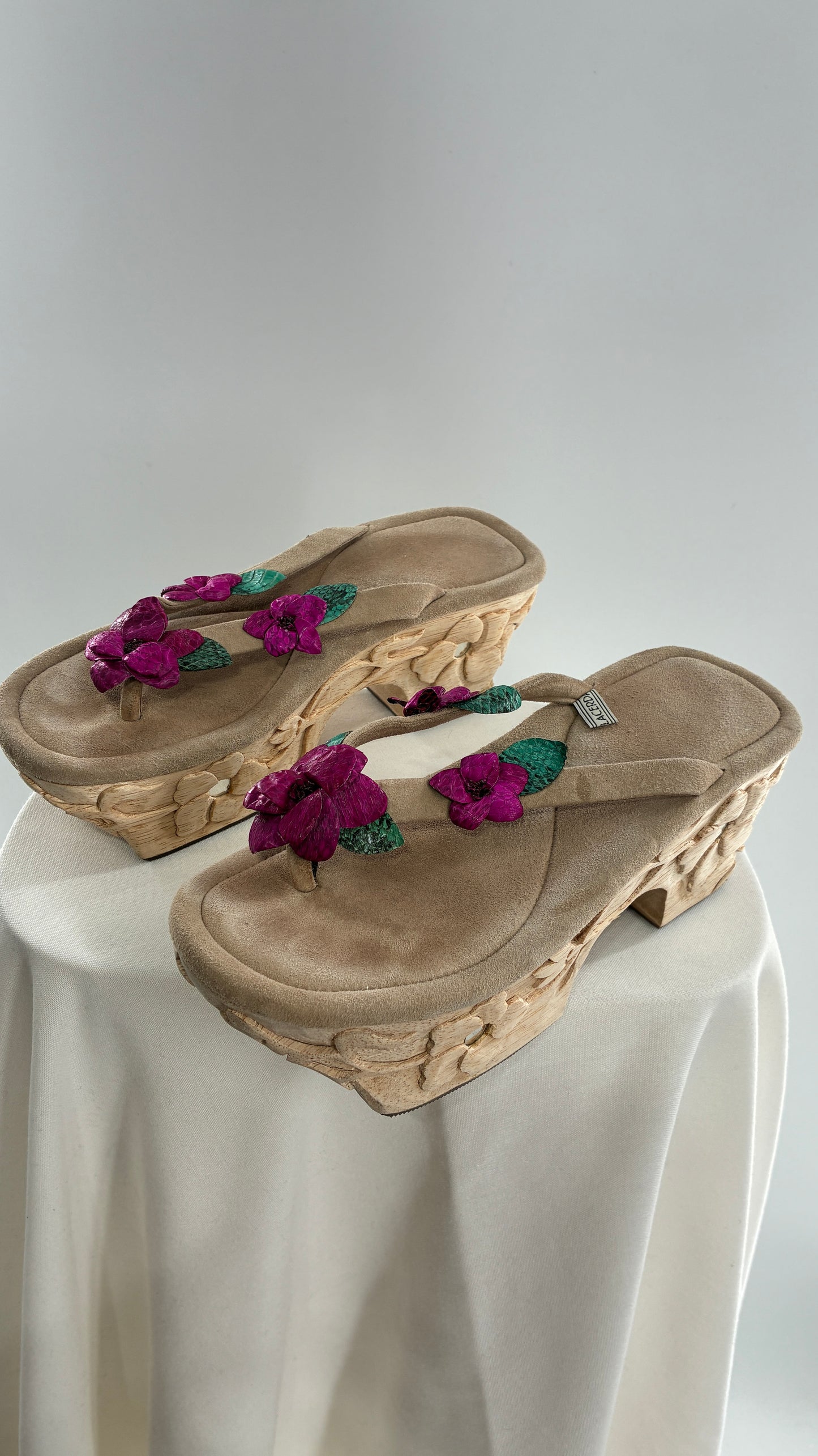 RARE Vintage VALERIA LACERDA Wooden Platform Sandal with Engraved Florals, Fuchsia Flowers and Mirror Details (7)