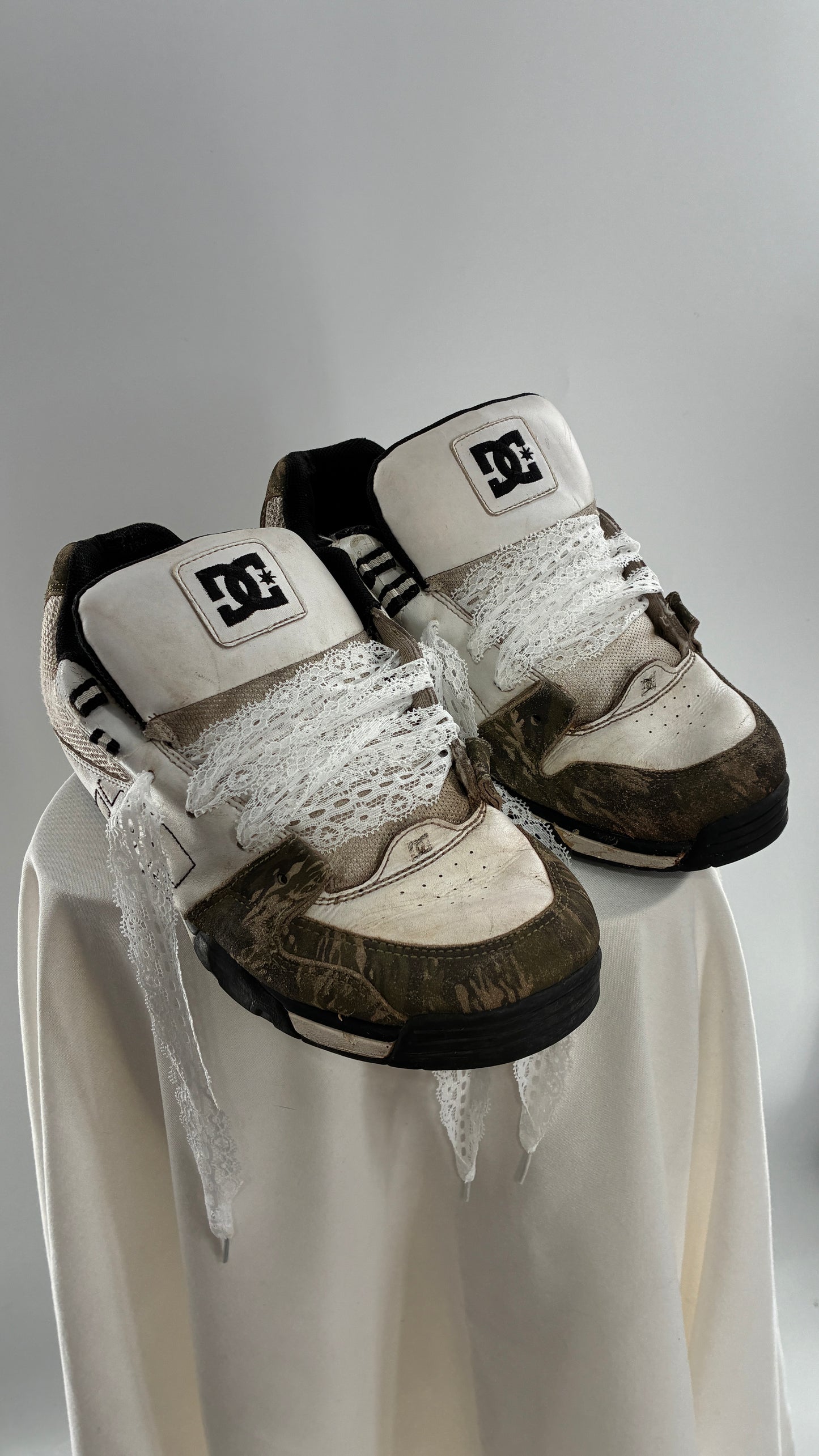Vintage DC Distressed Camo Men’s Sneakers with Lace Trim Laces (12)