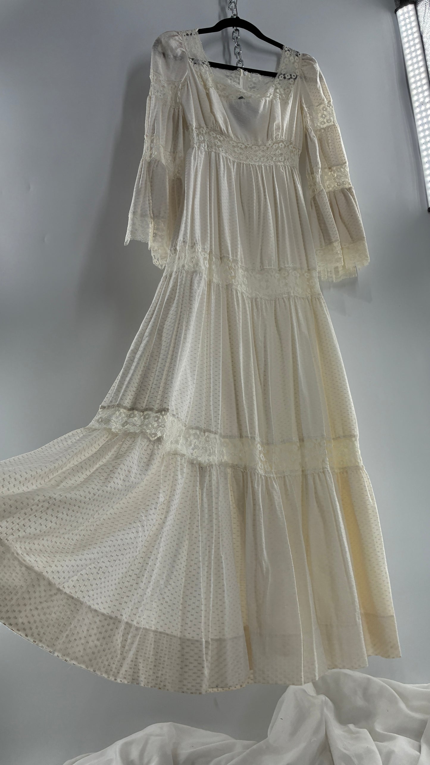 Vintage 1970s Off White Handmade Bell Sleeve Possible Wedding Gown (XS/Small)