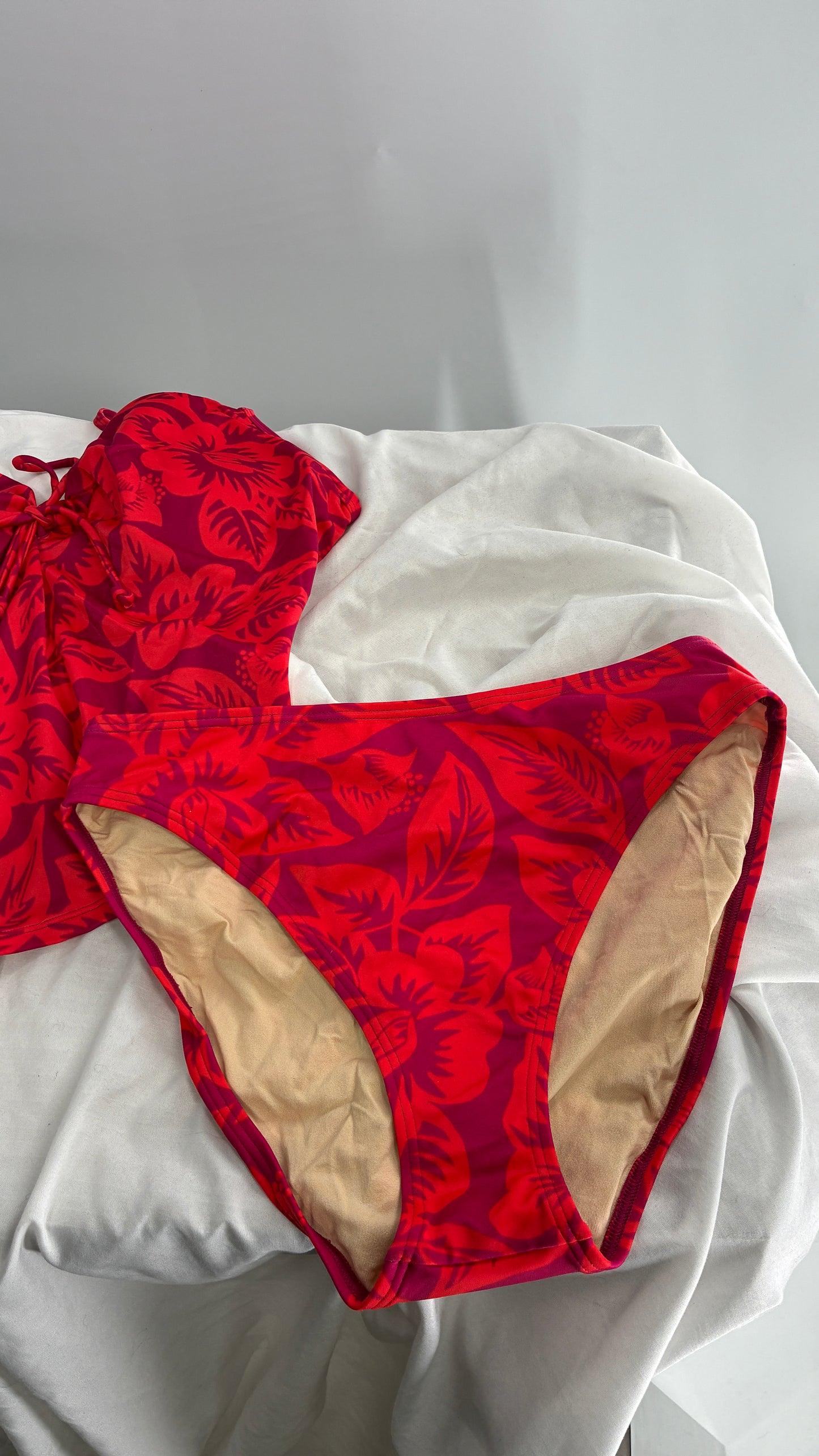 Vintage Victoria’s Secret Tropical Patterned Tankini Set with Underwire (38C, M)