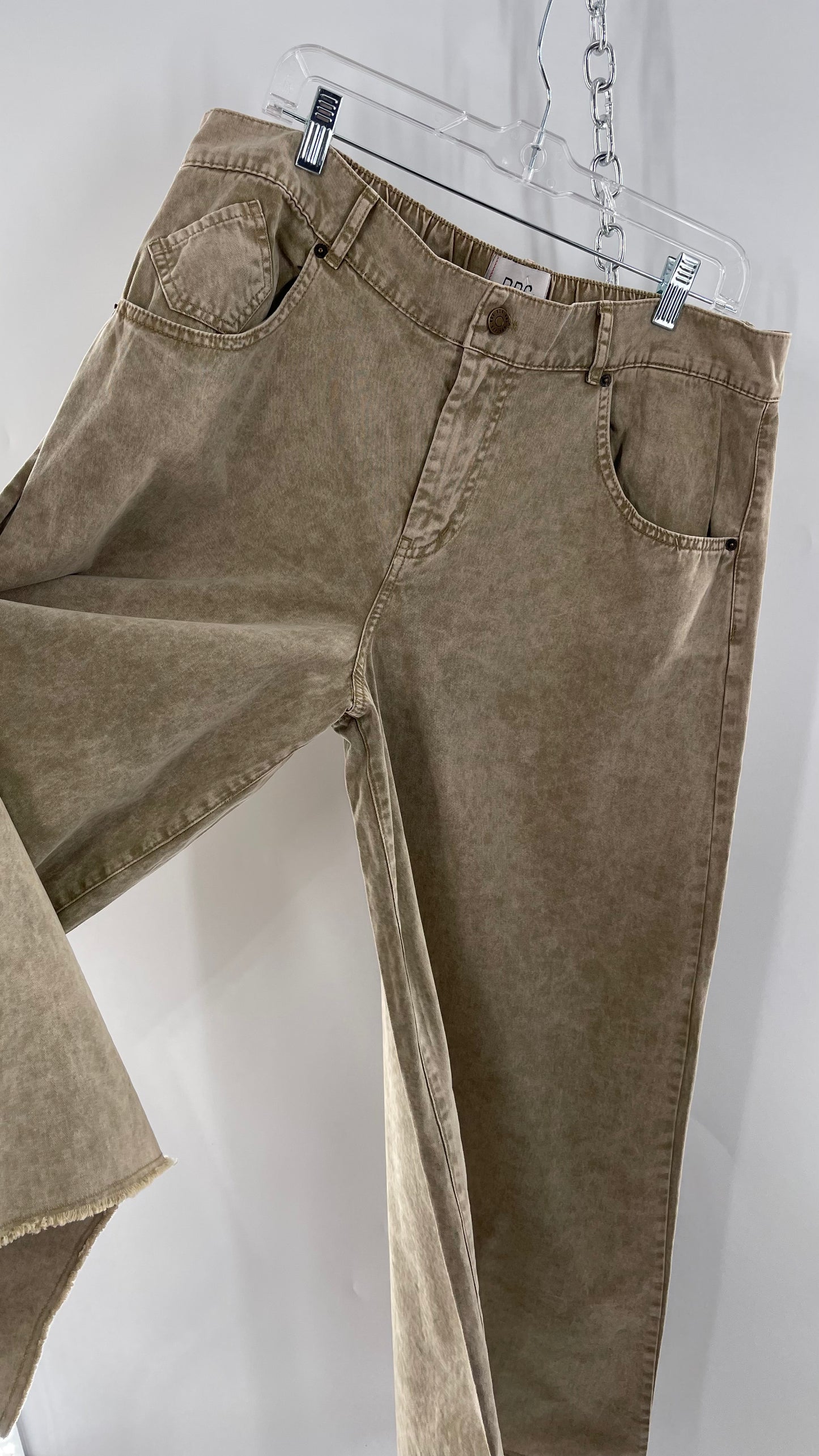 BDG Tan Ultra Wide Leg Acid Wash Jeans with Raw Edge Hem (32)