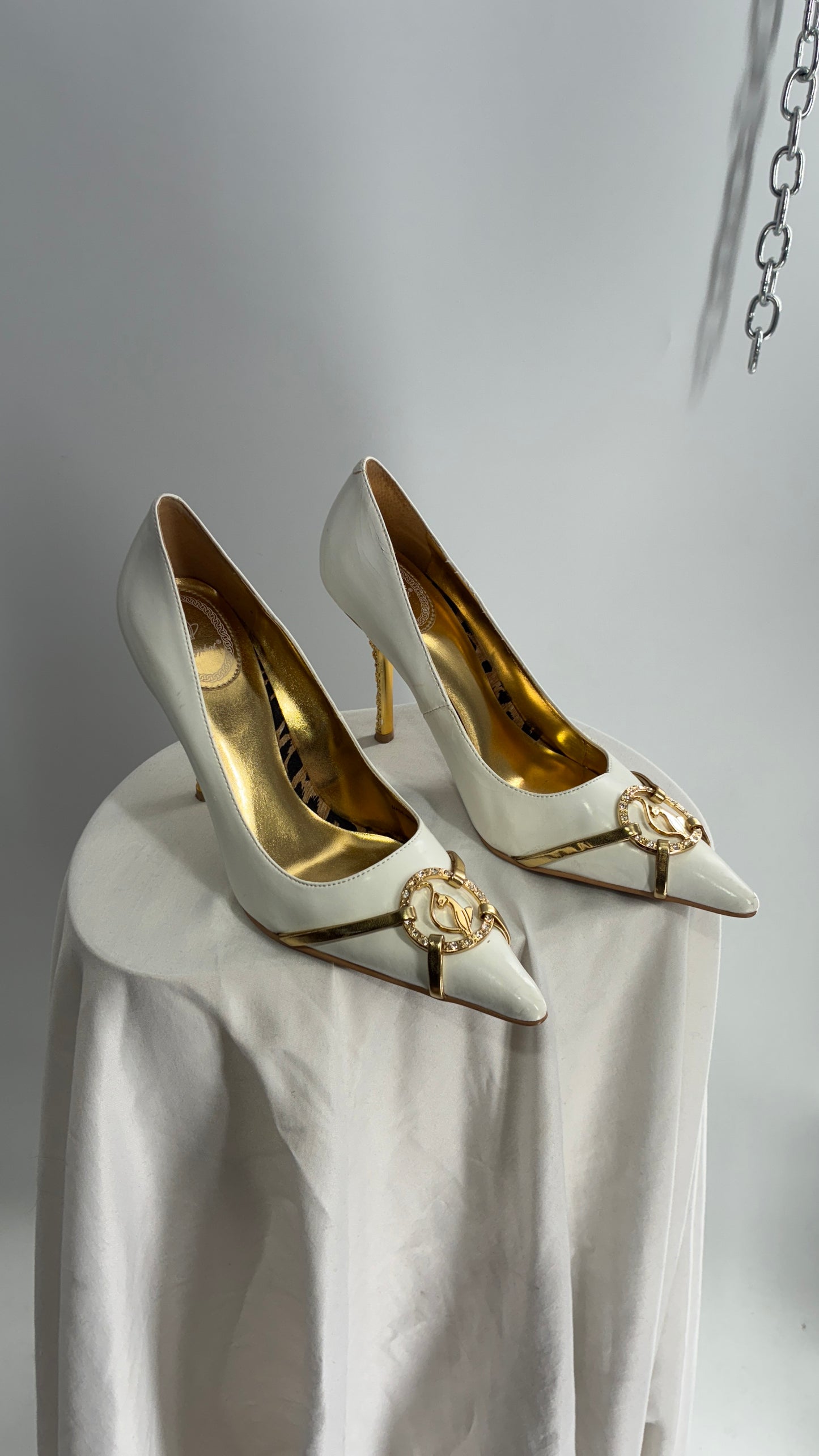 Vintage BABY PHAT White Pointed Toe Heel with Logo Buckle, and Gold Cat Engraved Heel (7.5)