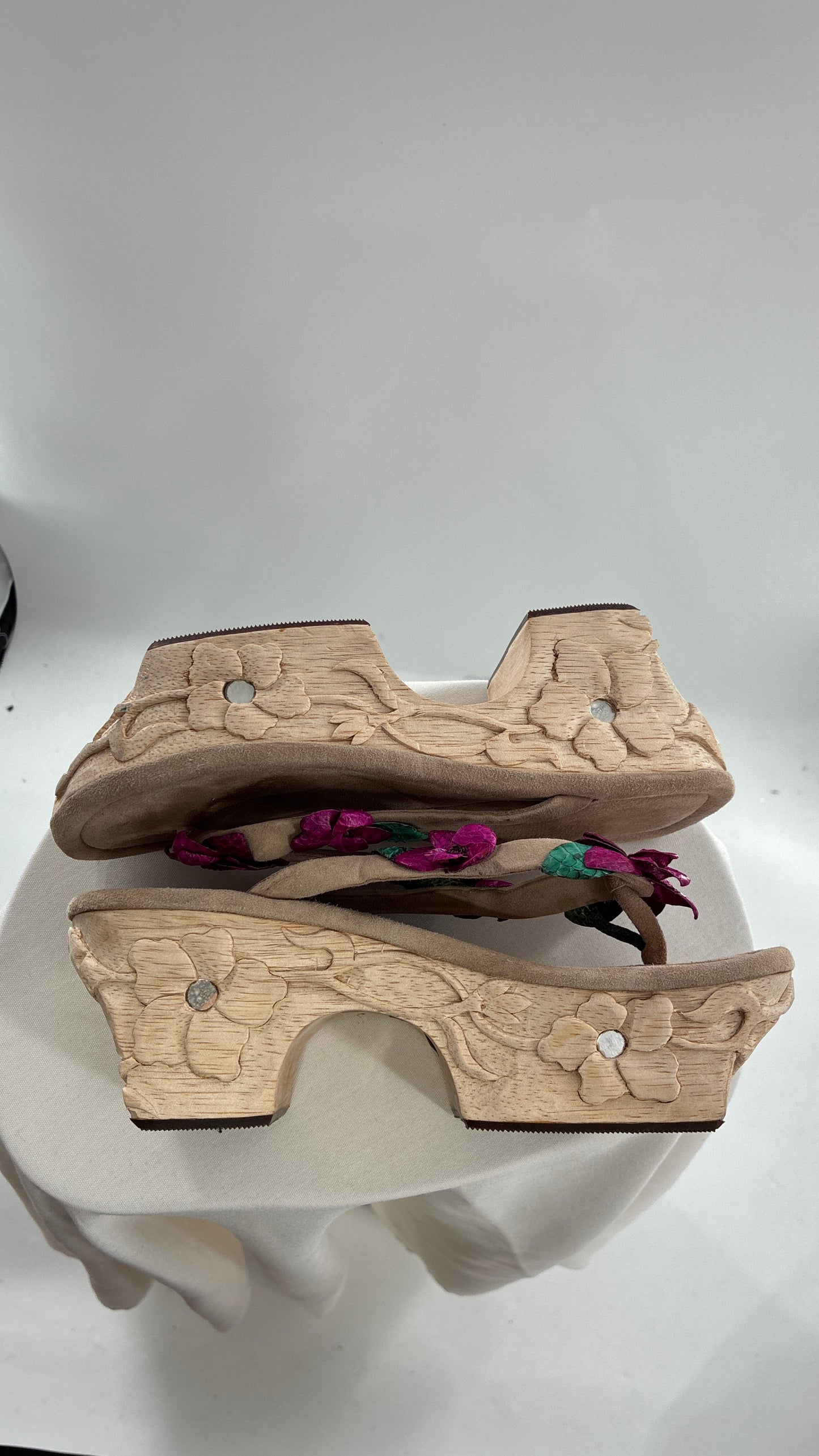 RARE Vintage VALERIA LACERDA Wooden Platform Sandal with Engraved Florals, Fuchsia Flowers and Mirror Details (7)