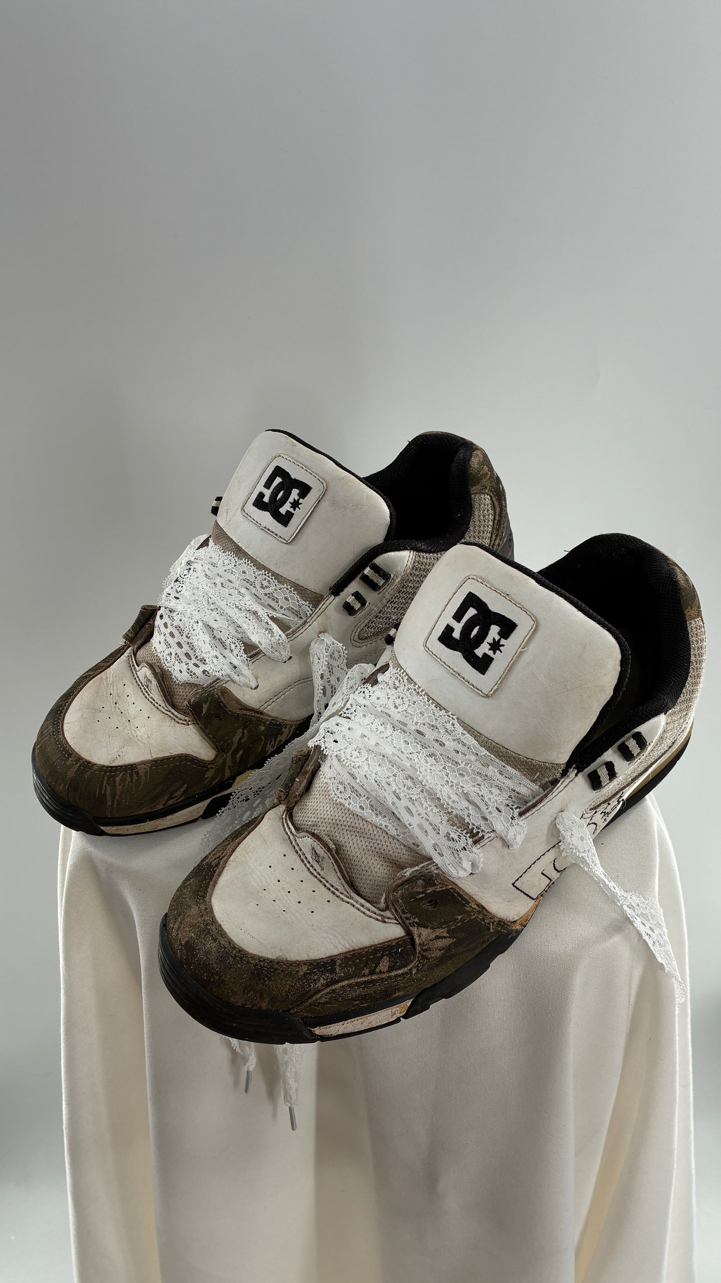 Vintage DC Distressed Camo Men’s Sneakers with Lace Trim Laces (12)