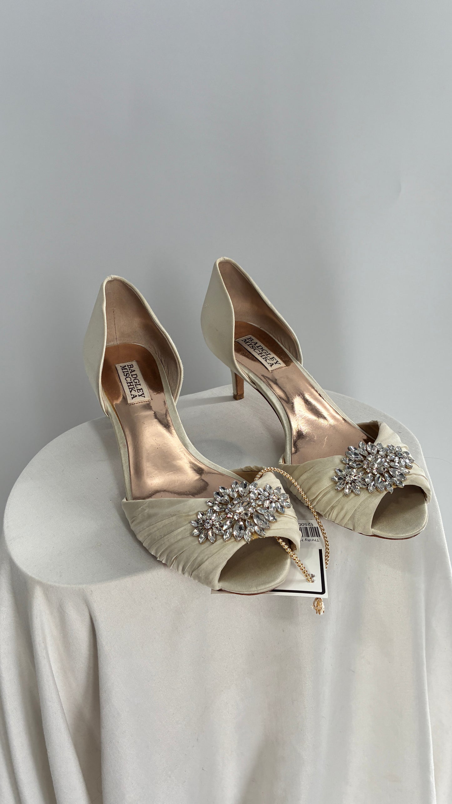 Badgley Mischka Ivory Satin Peep Toe Kitten Heel with Crystal Broche (8)