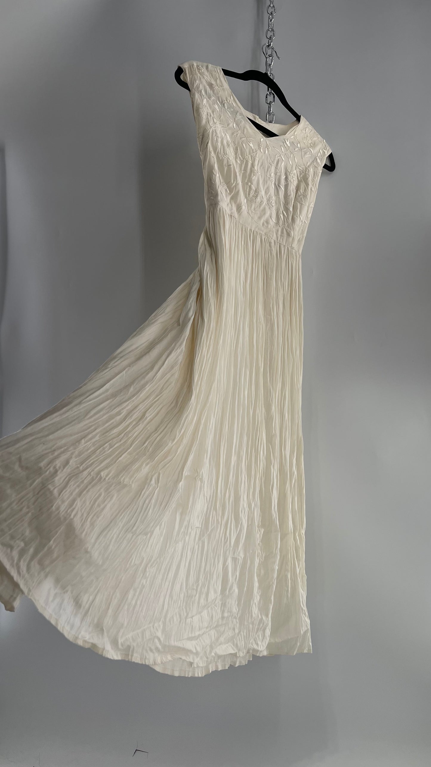 Vintage Made in India 1960s/1970s 95% Cotton Off White Karavan Gown with Crimped Body and Embroidered Bust (Large)