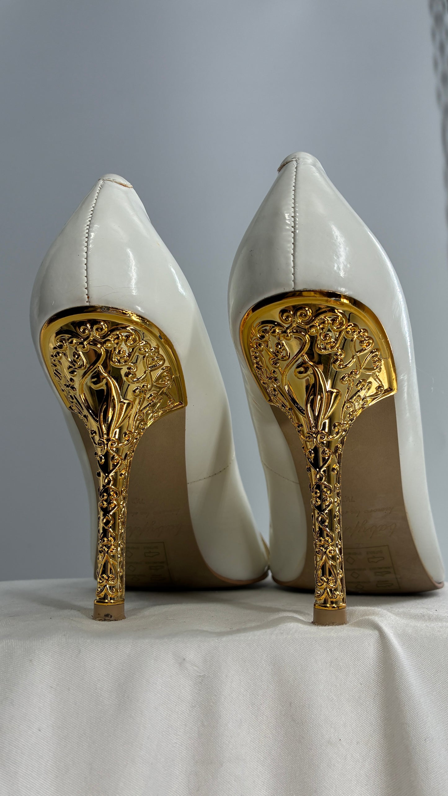 Vintage BABY PHAT White Pointed Toe Heel with Logo Buckle, and Gold Cat Engraved Heel (7.5)