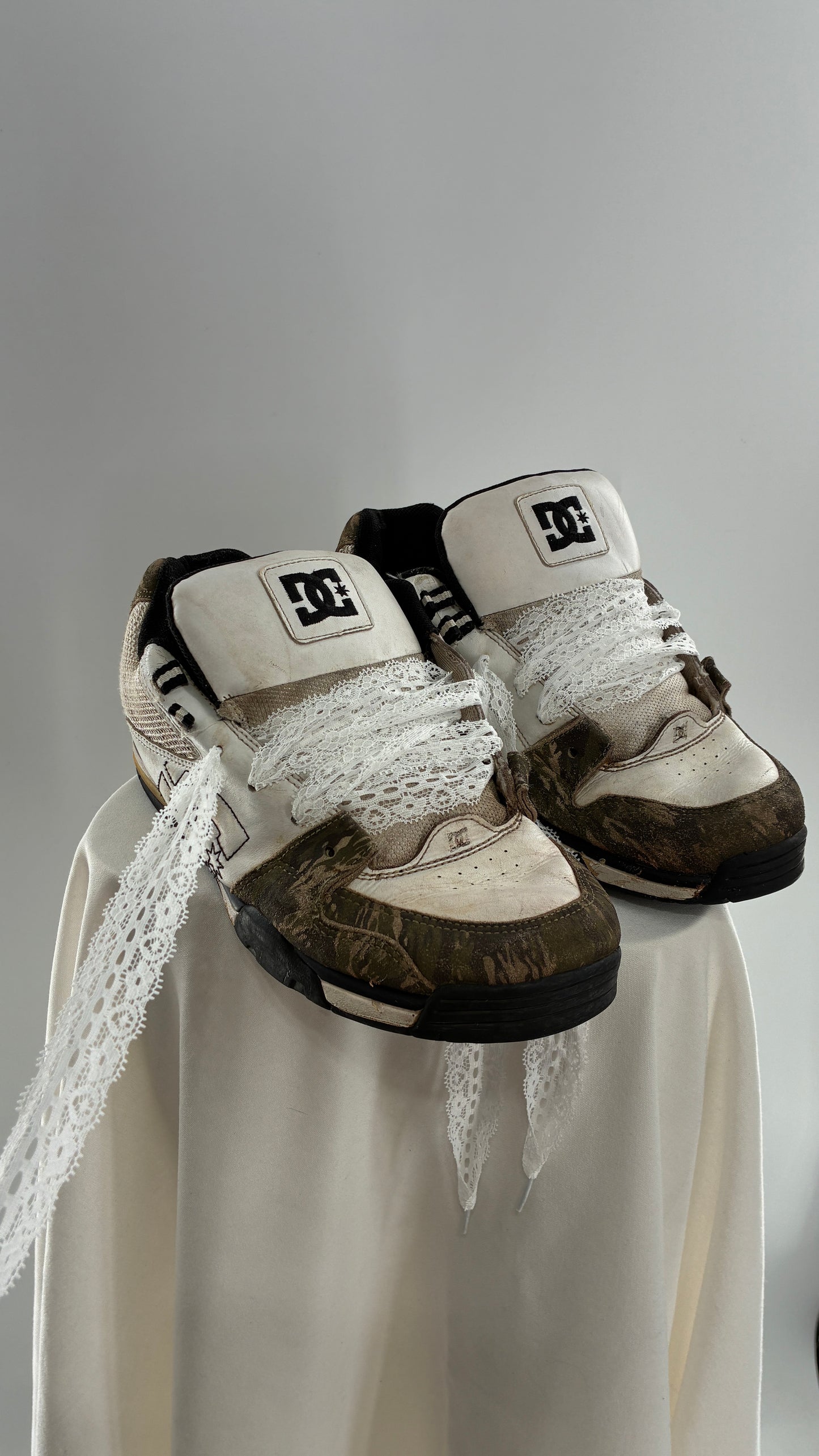 Vintage DC Distressed Camo Men’s Sneakers with Lace Trim Laces (12)