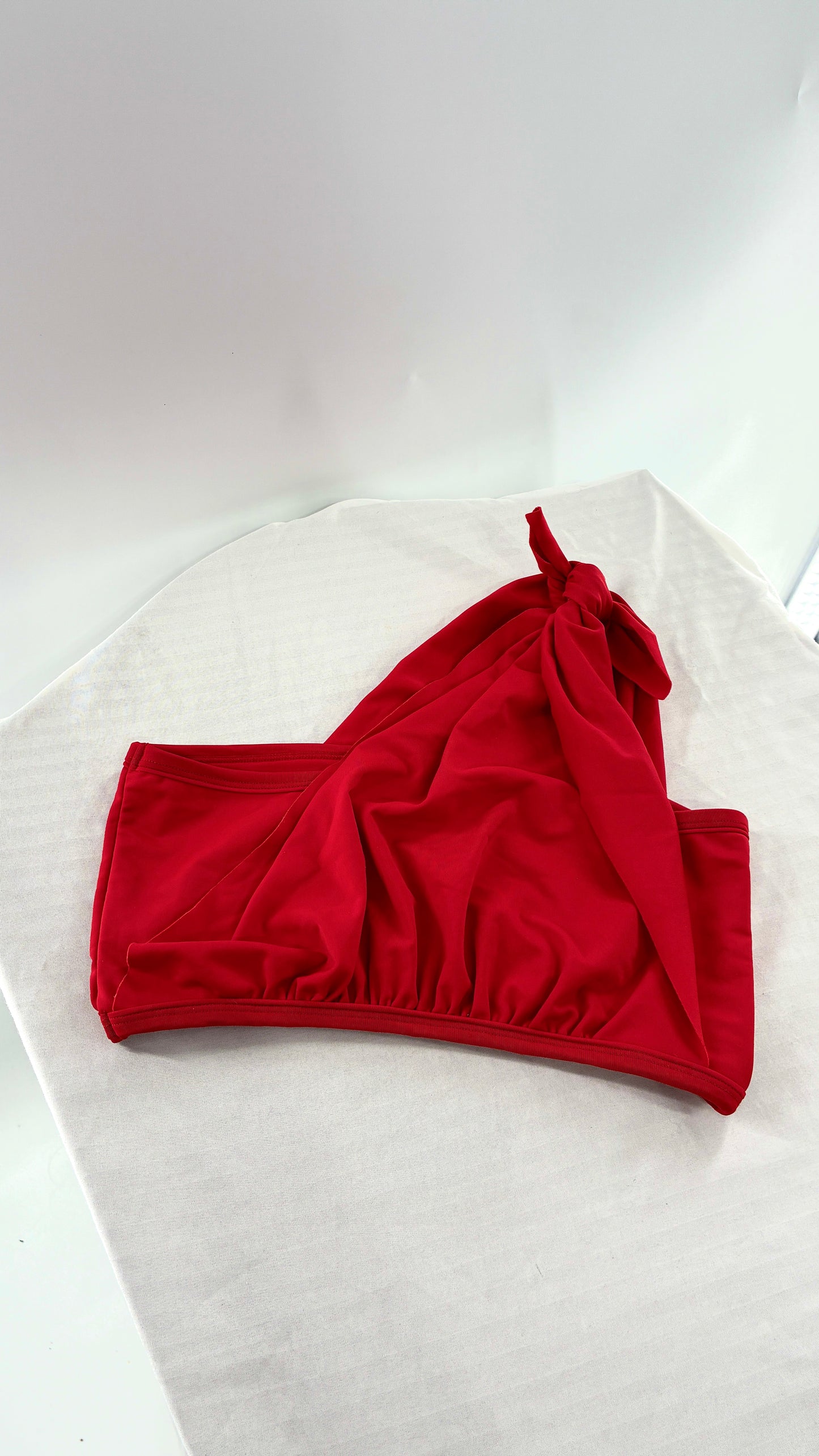 BETH RICHARDS KNOT Red Bandeau Tie Shoulder Swim/Bikini Top (Medium)