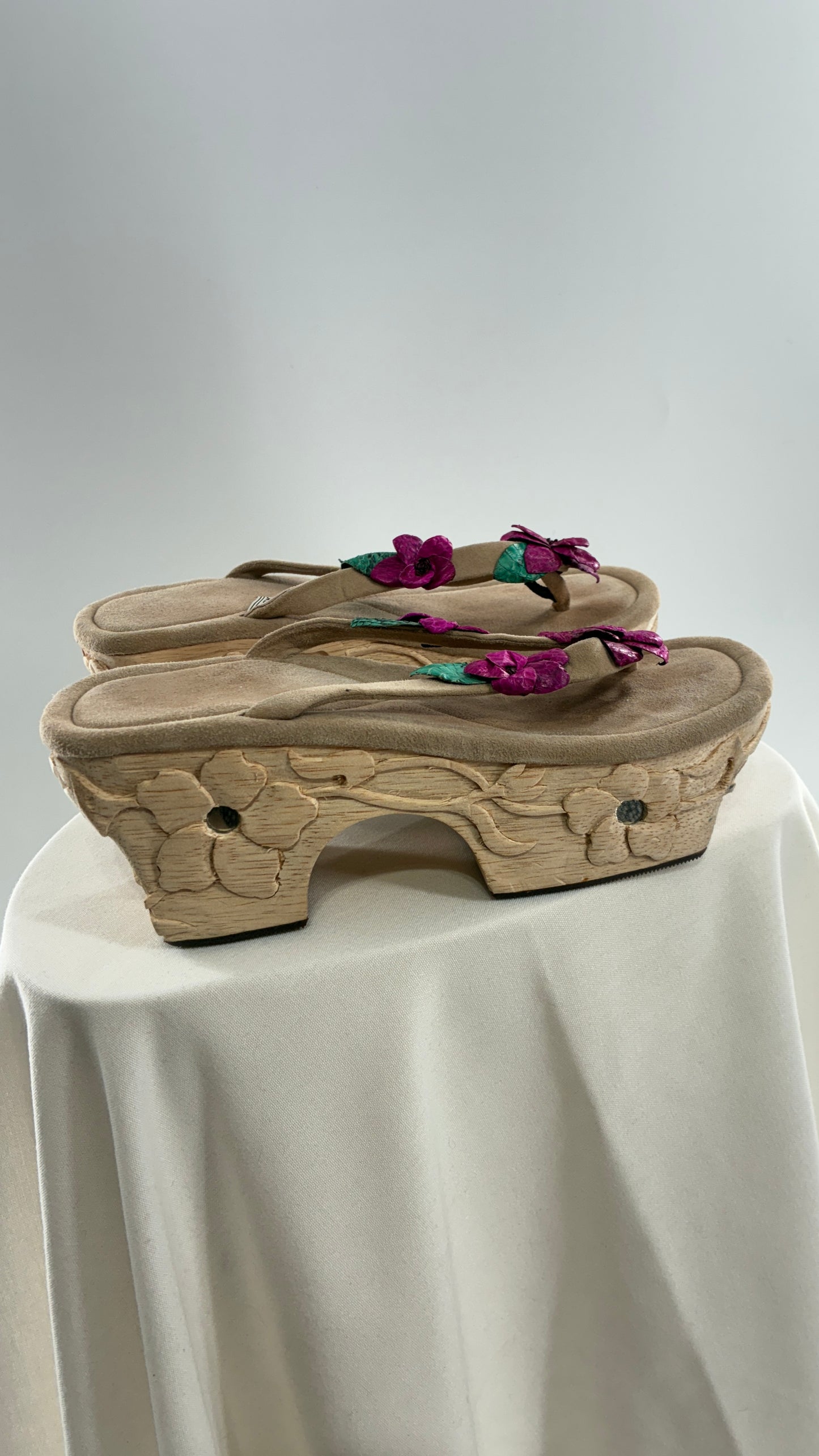 RARE Vintage VALERIA LACERDA Wooden Platform Sandal with Engraved Florals, Fuchsia Flowers and Mirror Details (7)