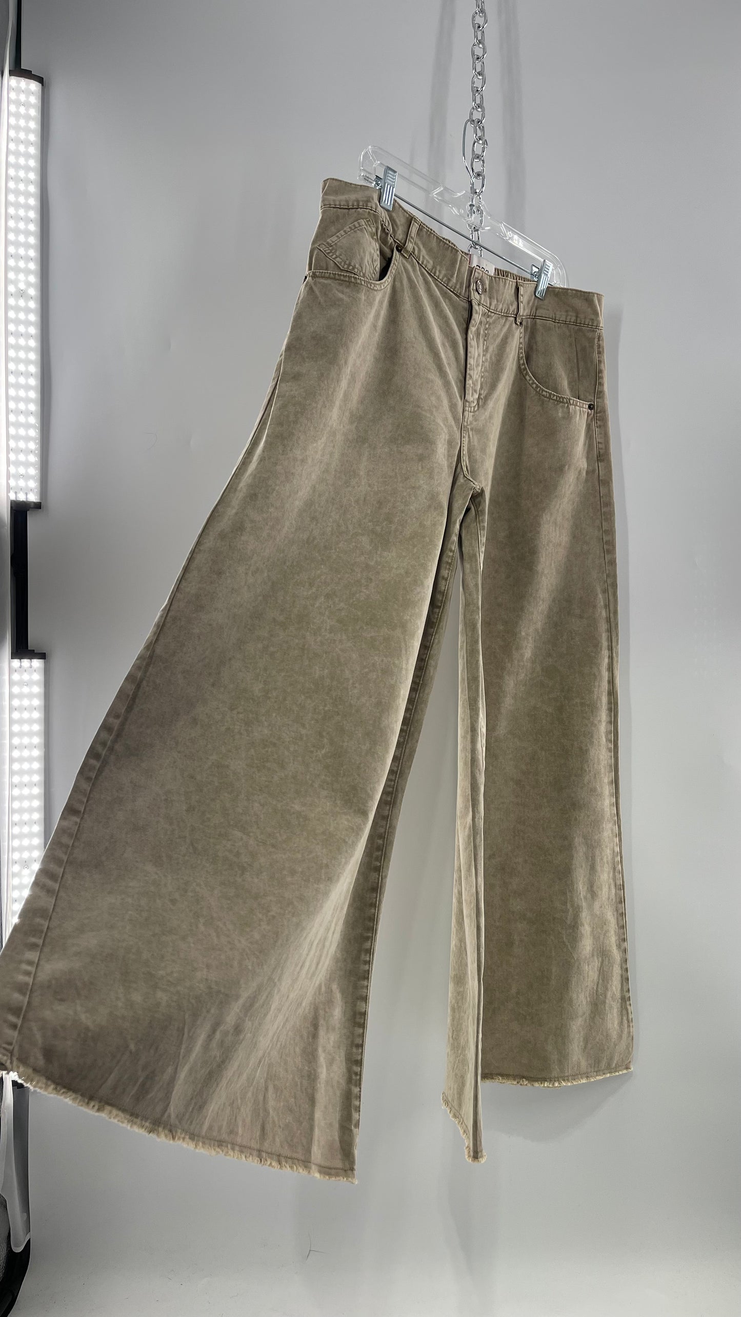 BDG Tan Ultra Wide Leg Acid Wash Jeans with Raw Edge Hem (32)