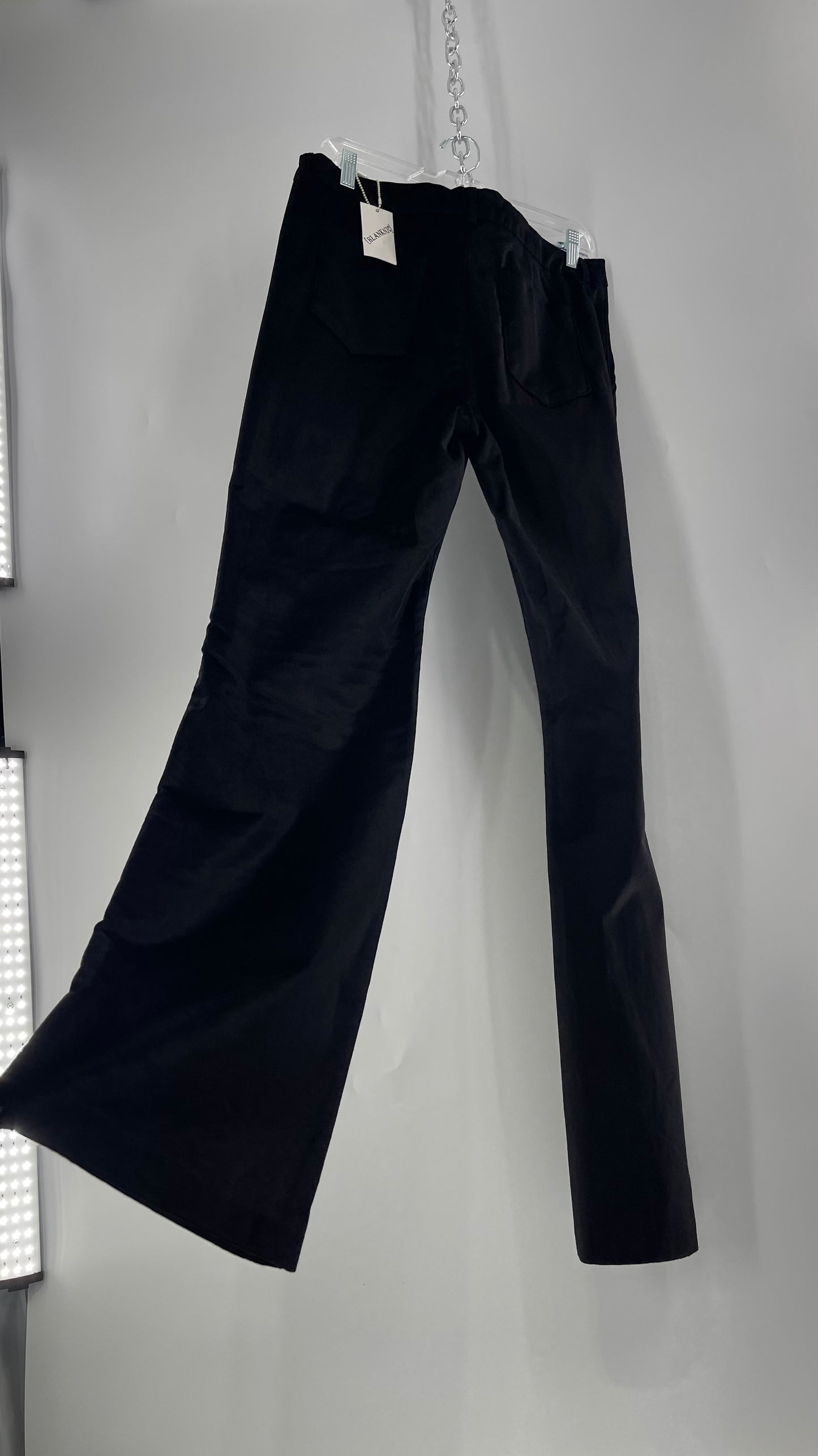BLANK NYC Black Velvet Kick Flares (31) tá