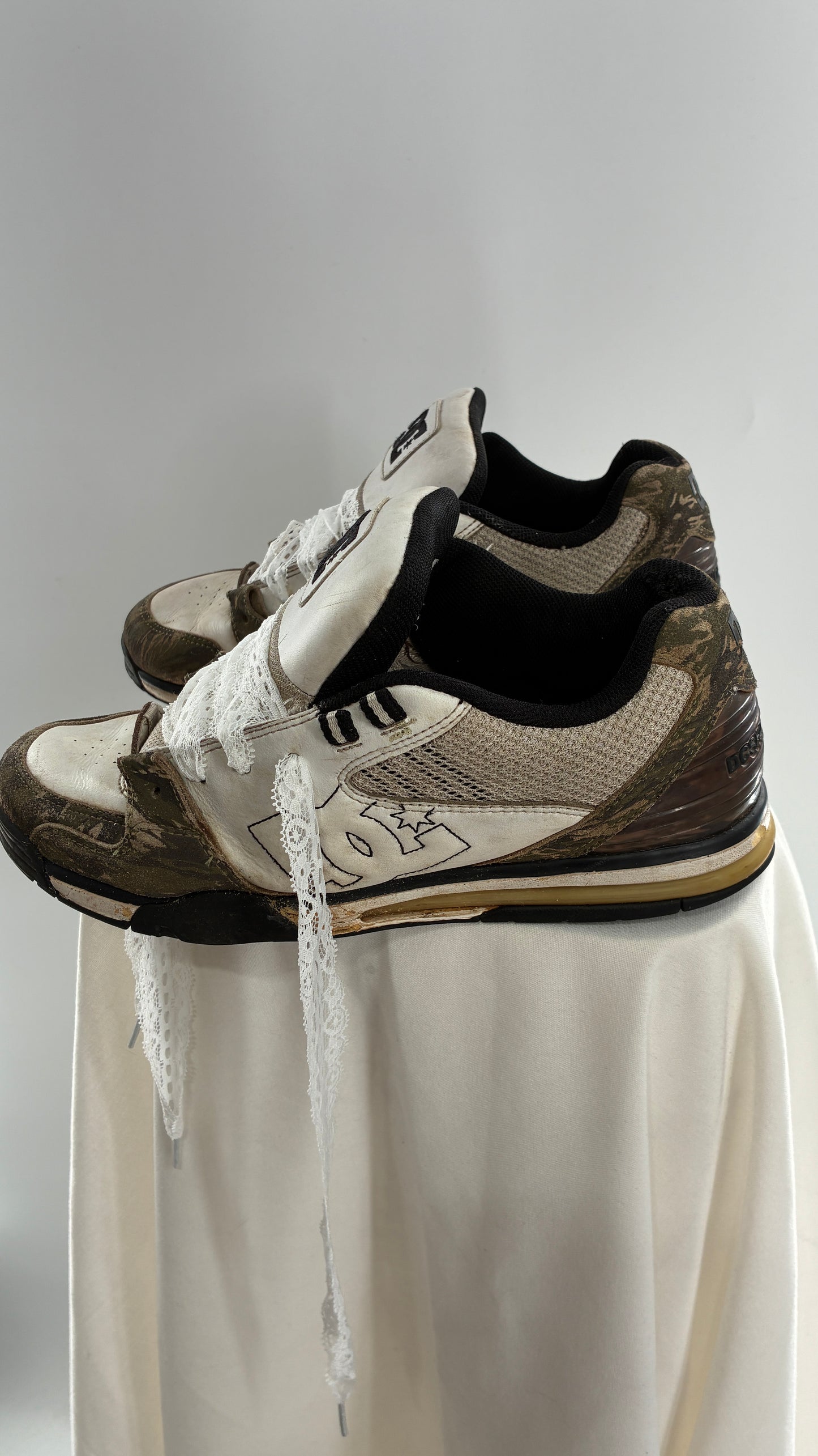 Vintage DC Distressed Camo Men’s Sneakers with Lace Trim Laces (12)