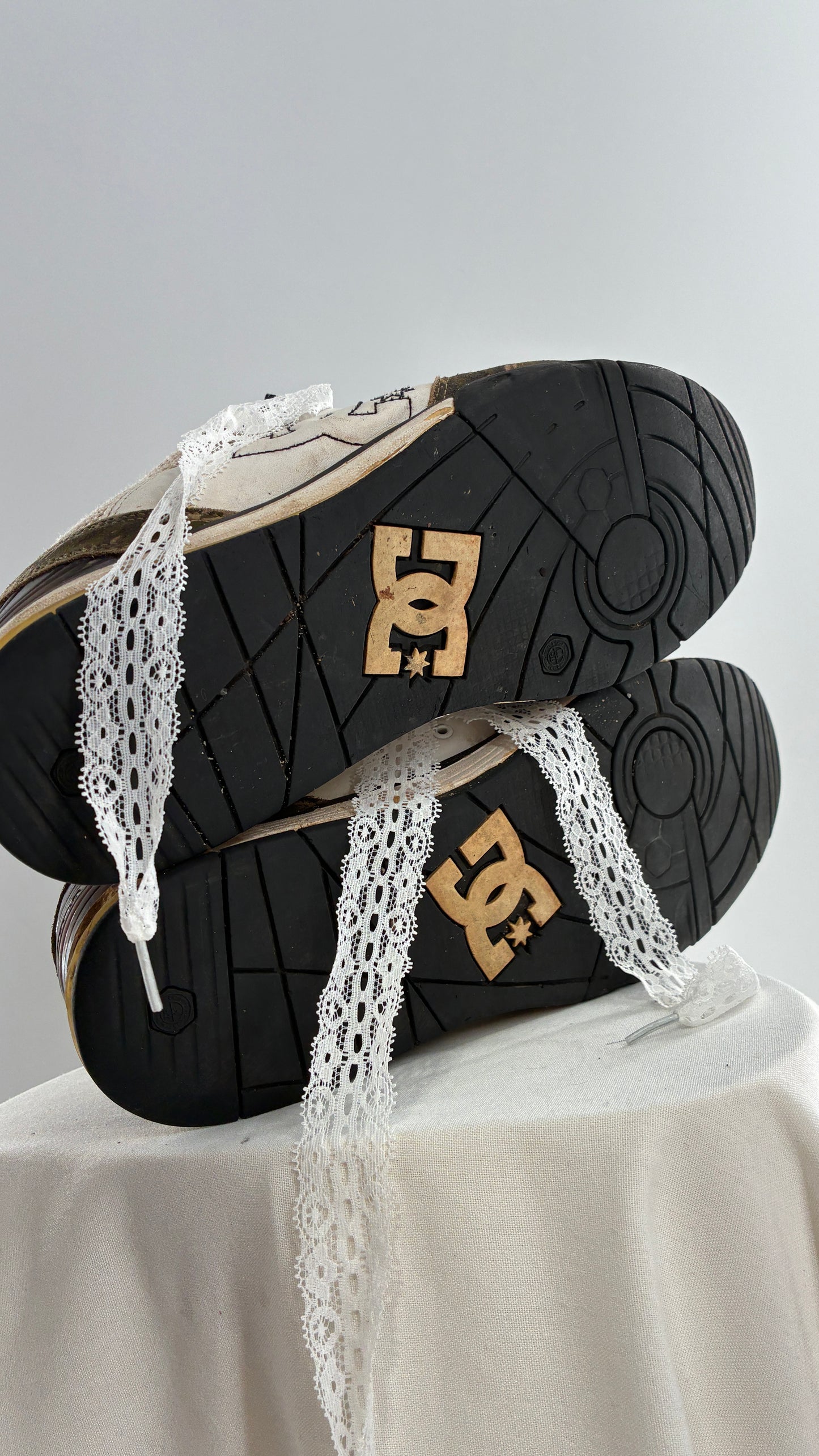 Vintage DC Distressed Camo Men’s Sneakers with Lace Trim Laces (12)