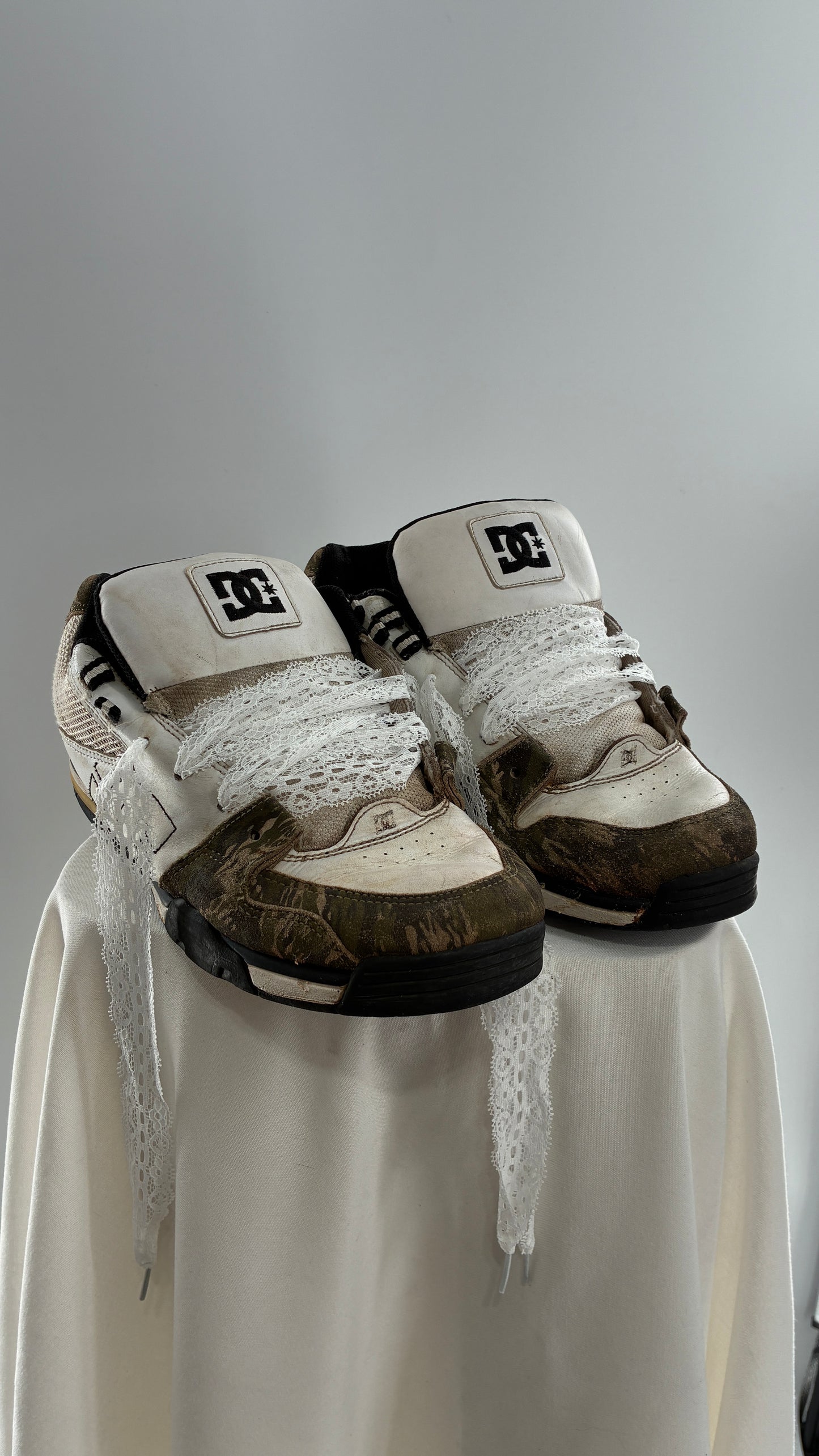 Vintage DC Distressed Camo Men’s Sneakers with Lace Trim Laces (12)