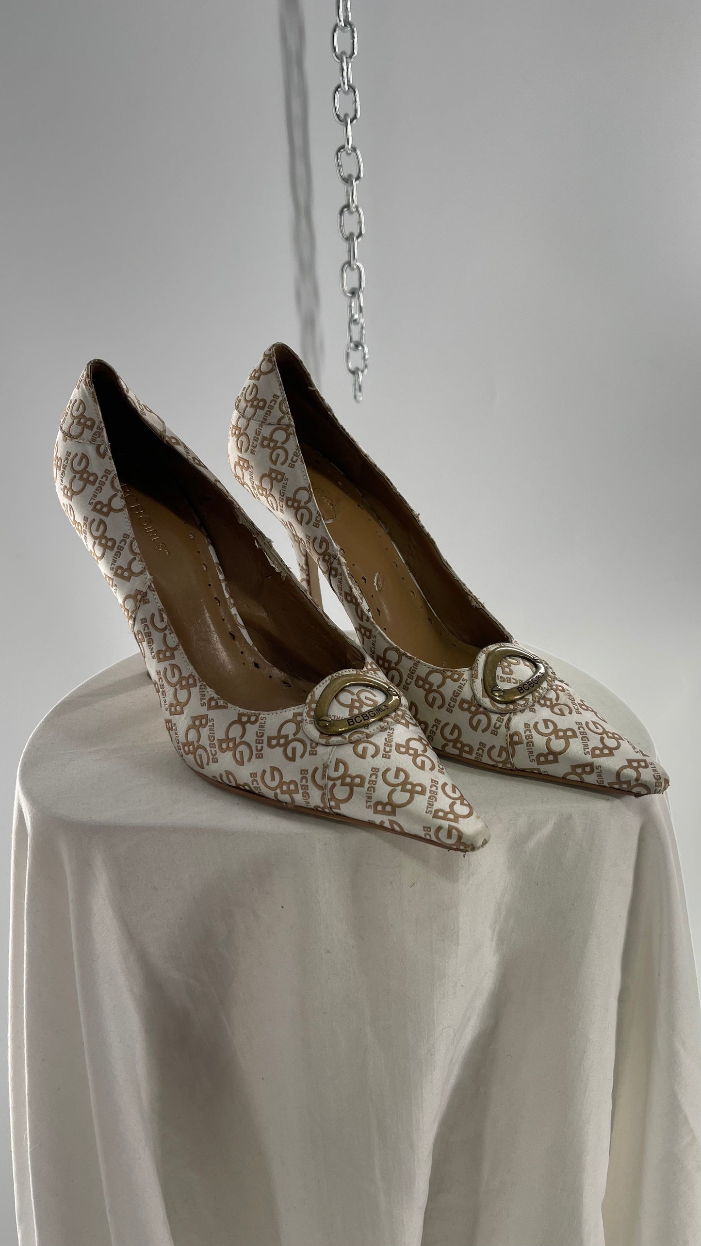 BCBGirls 1990s HOT White Gold All Over Logo Print Heel with Metal Buckle Details (10)