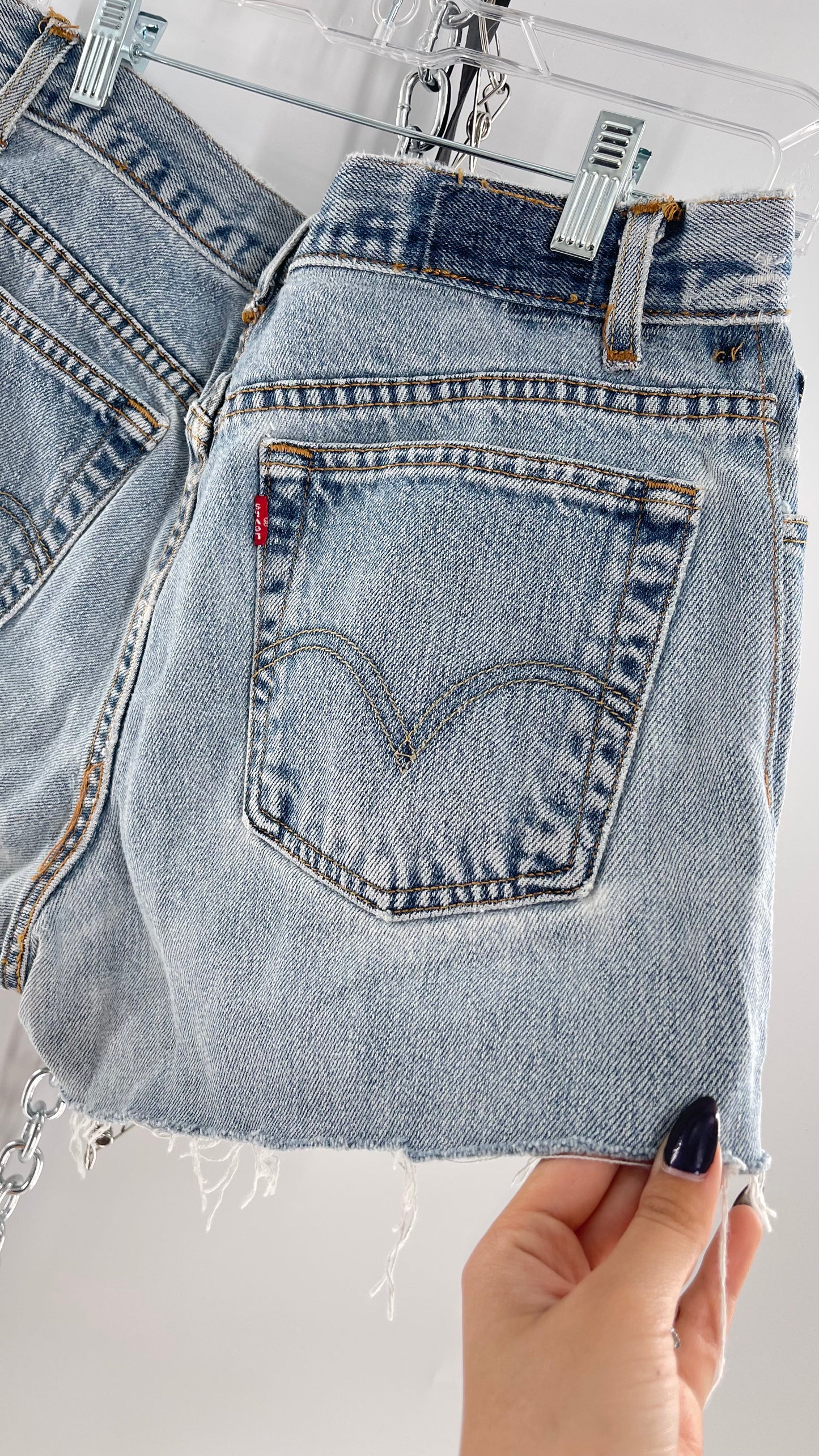 Levi Frayed Light Wash Denim Shorts (30/31)