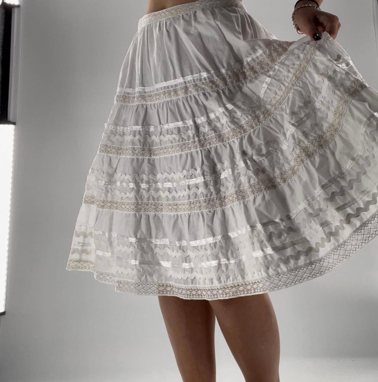Bloomingdales - Aqua White Cotton Skirt with Horizontal Ribbon Pattern (Size Small)