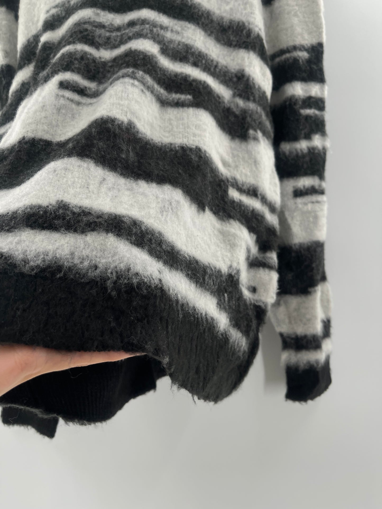 Urban Outfitters Black/White Sweater (Large)