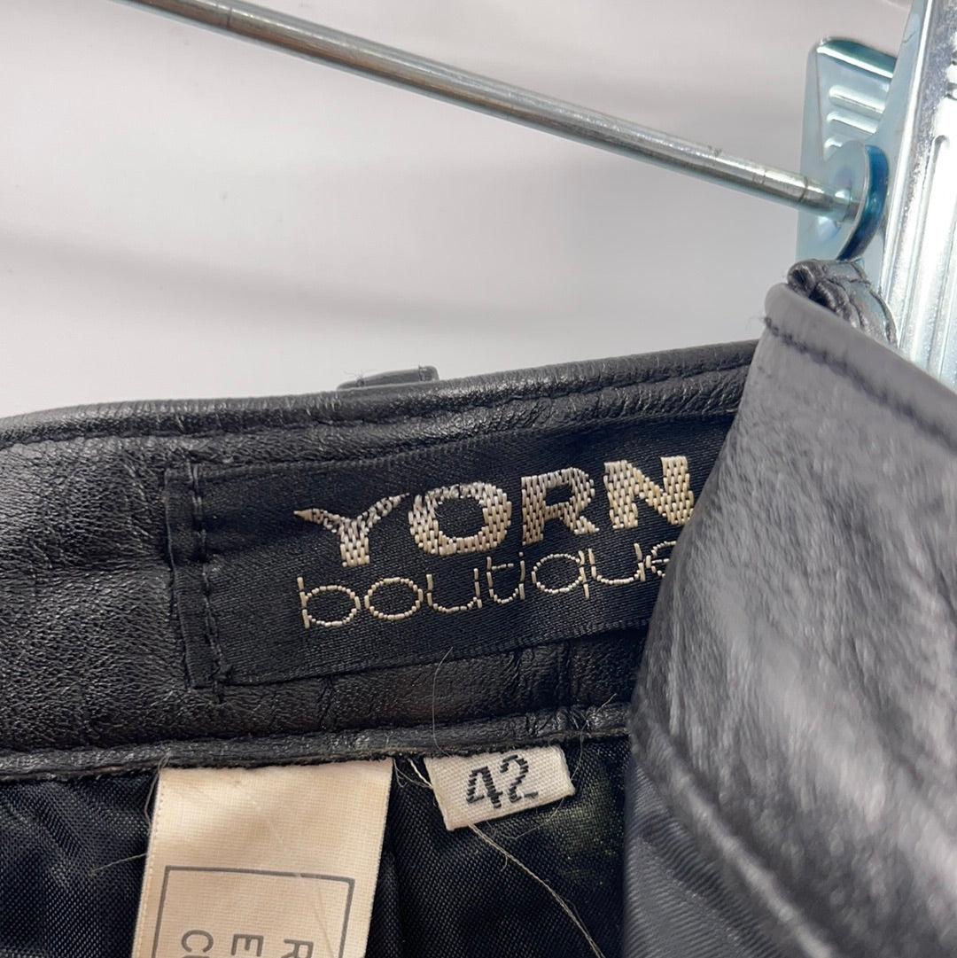 Vintage Vorn Boutique - 100% Leather Skirt (Size 42)
