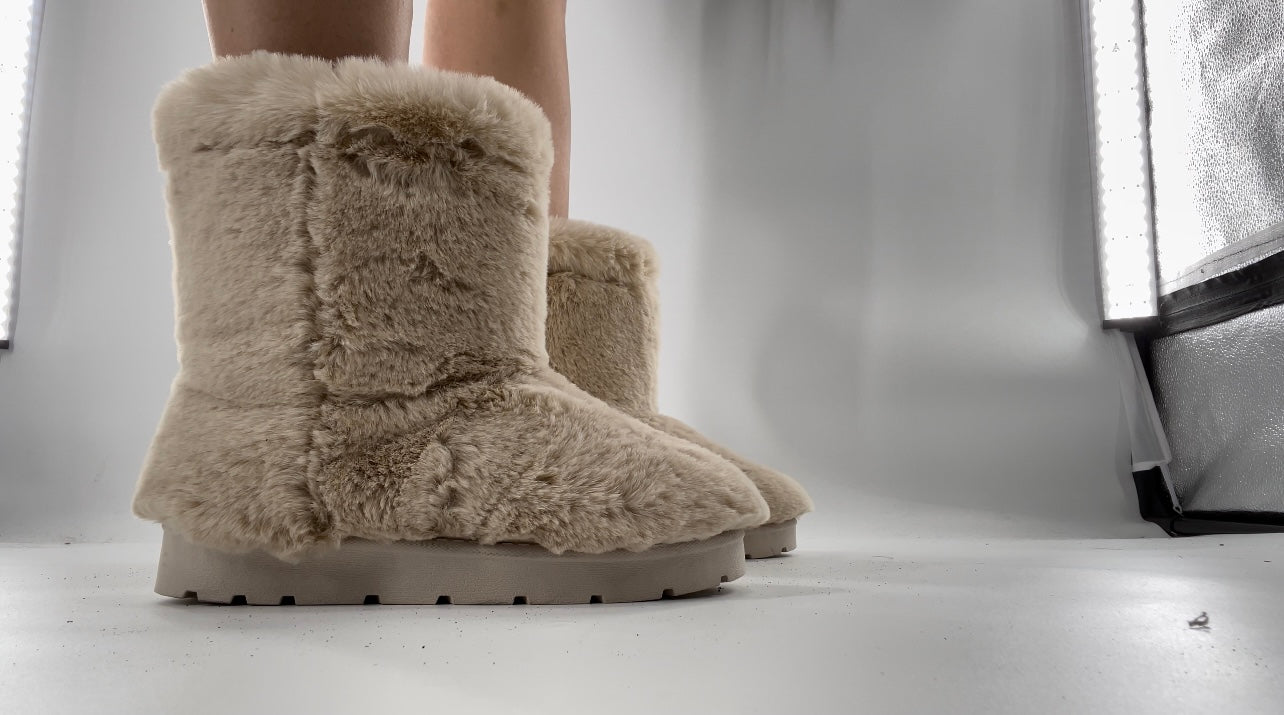 Bamboo White Fur Boots (7.5)
