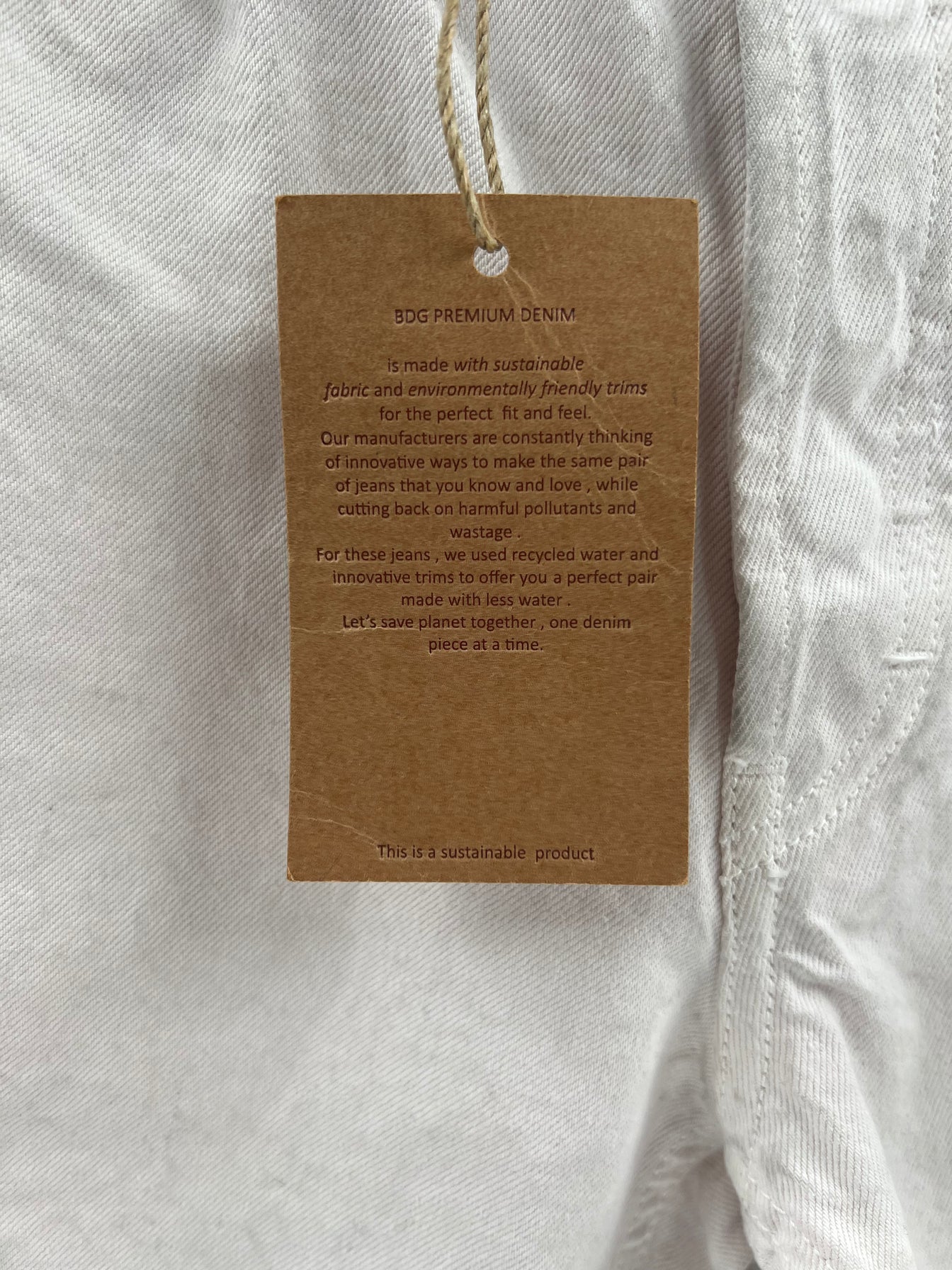 BDG Straight High-Rise White/Off-White Button Up Jeans (size 28)