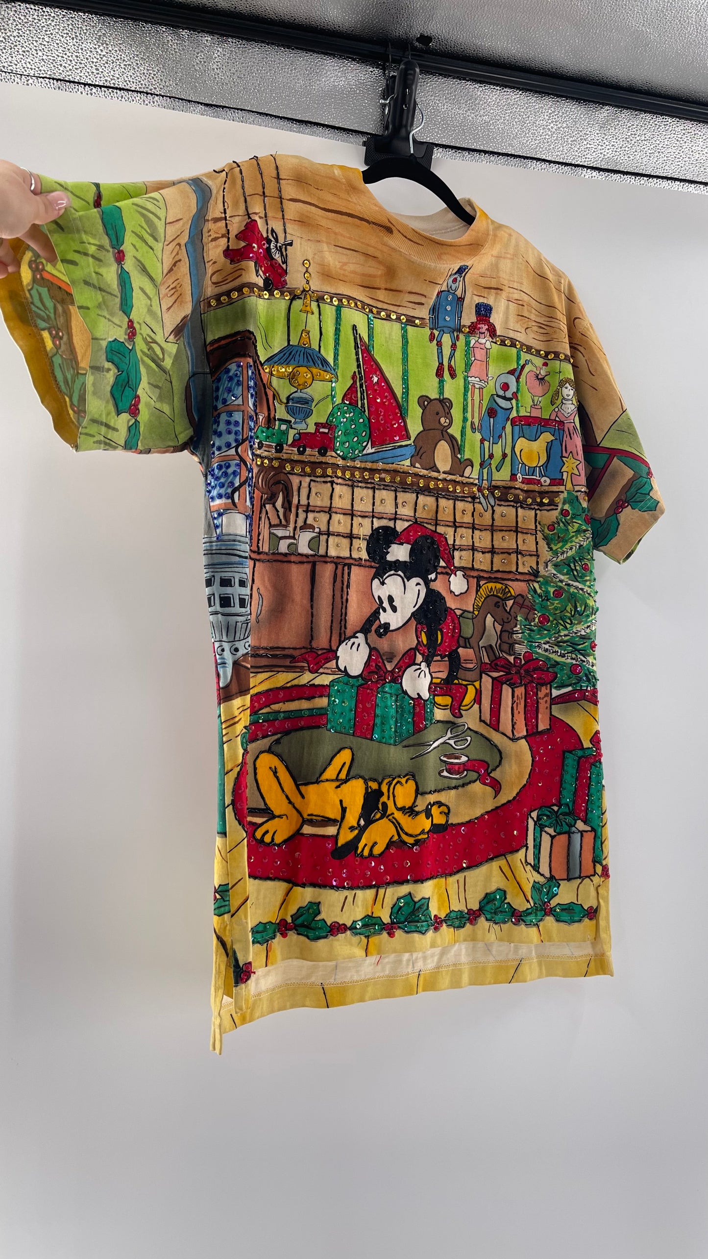 Vintage 1980s Disney by JouJou Mickey’s Christmas Sequined T (Large)