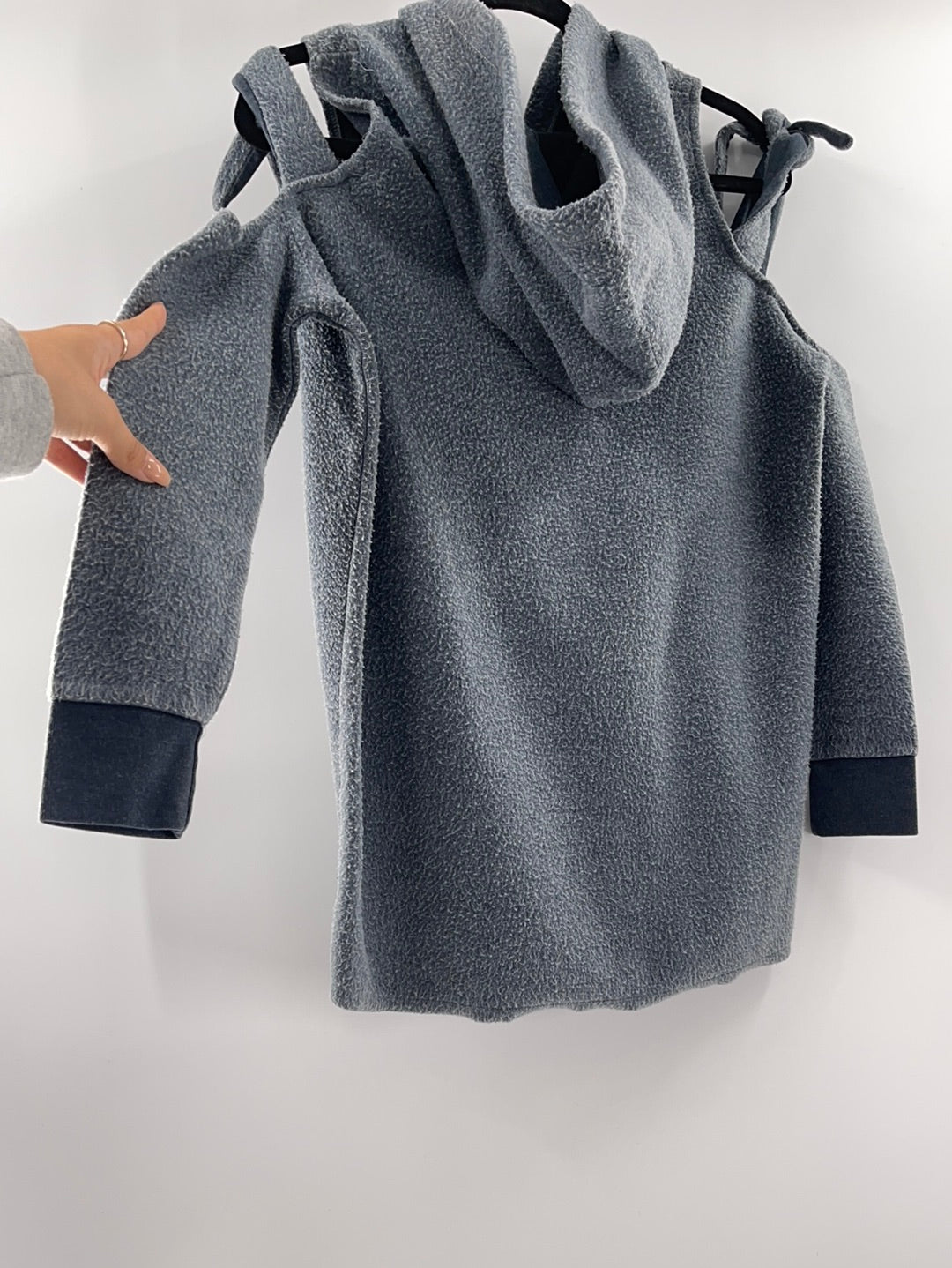 American Eagles Outfitters Gray Should Cut Out and Ties High Low Gray Sweater (Size Small)