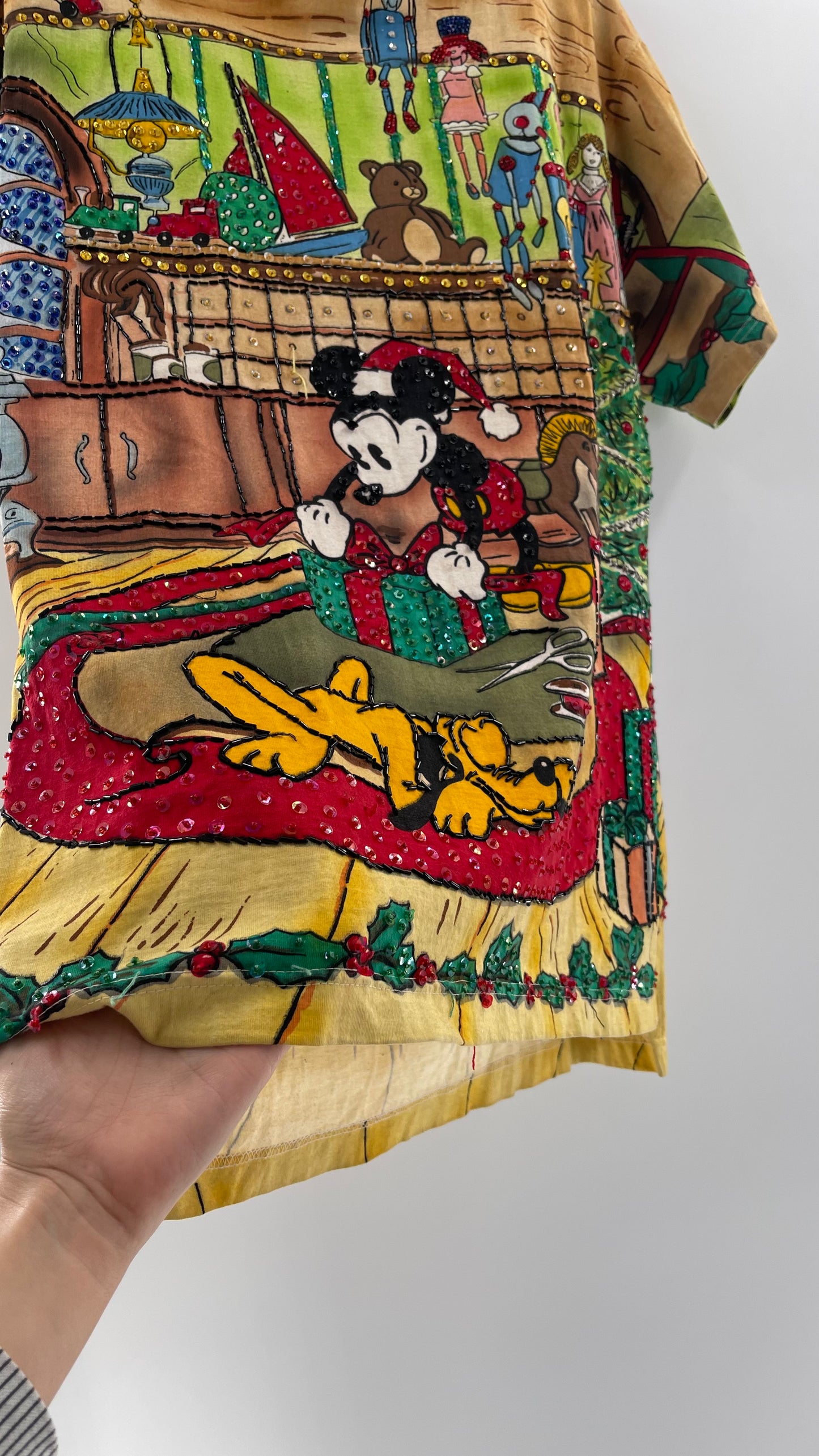 Vintage 1980s Disney by JouJou Mickey’s Christmas Sequined T (Large)