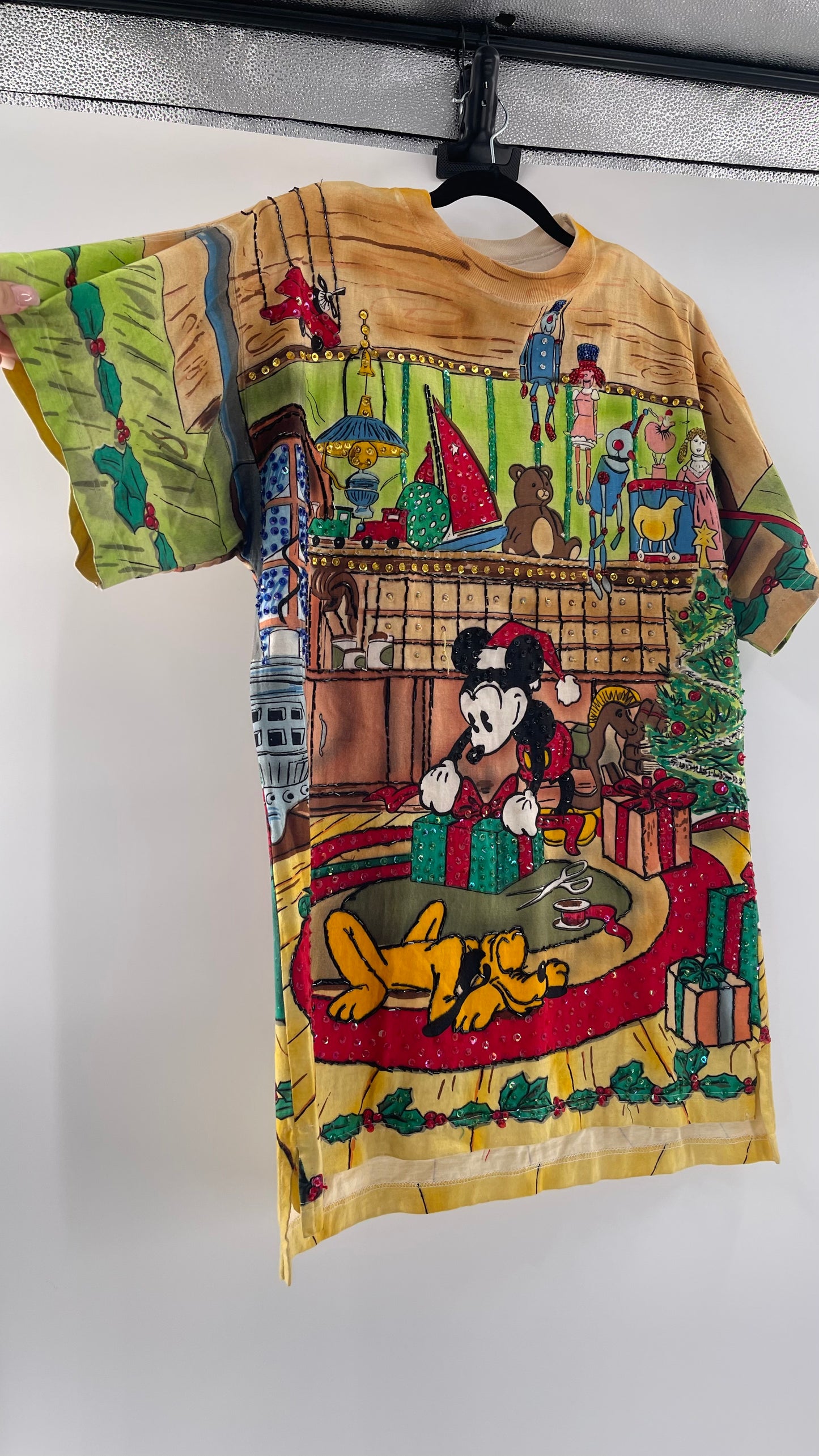 Vintage 1980s Disney by JouJou Mickey’s Christmas Sequined T (Large)