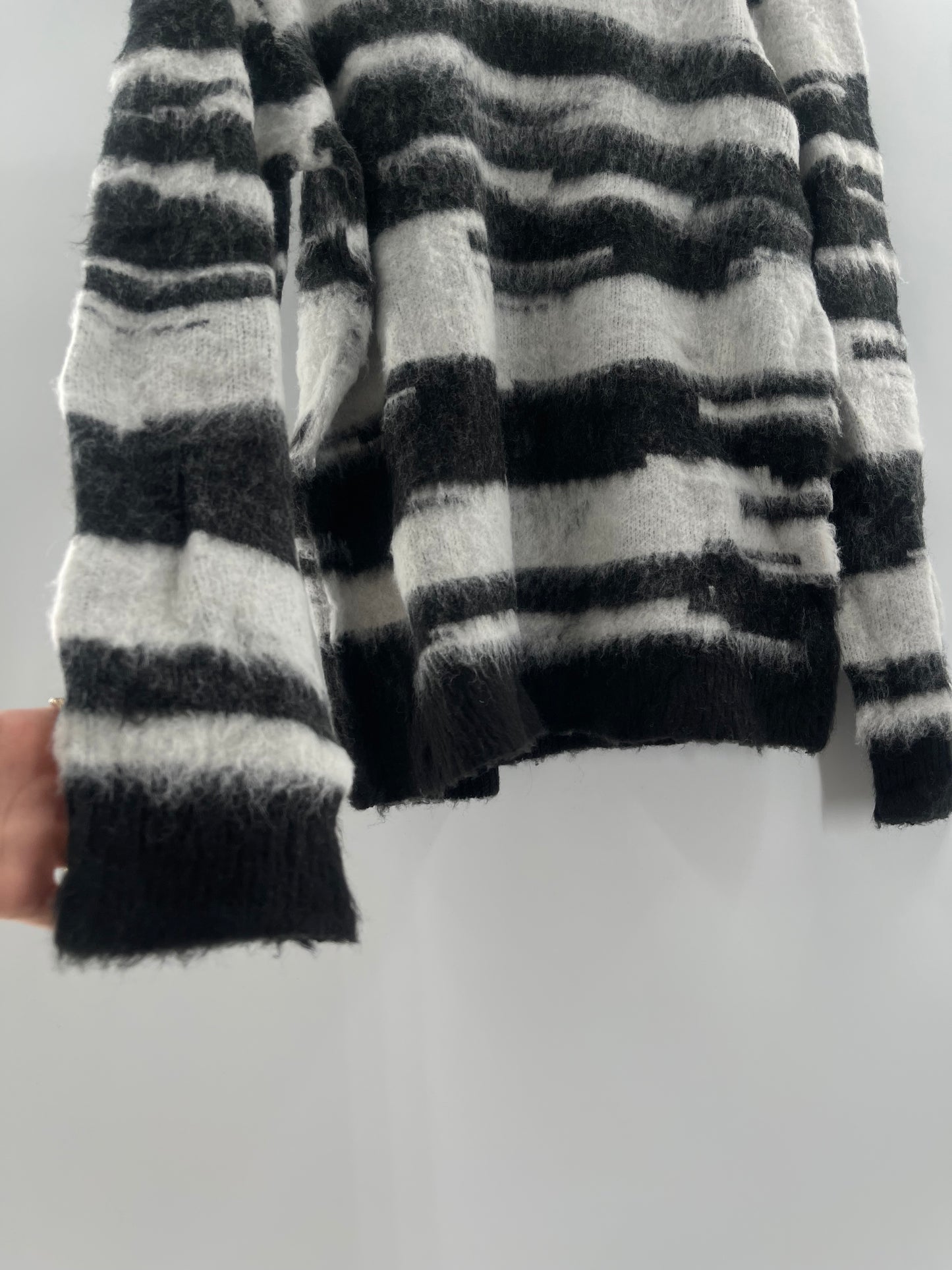 Urban Outfitters Black/White Sweater (Large)