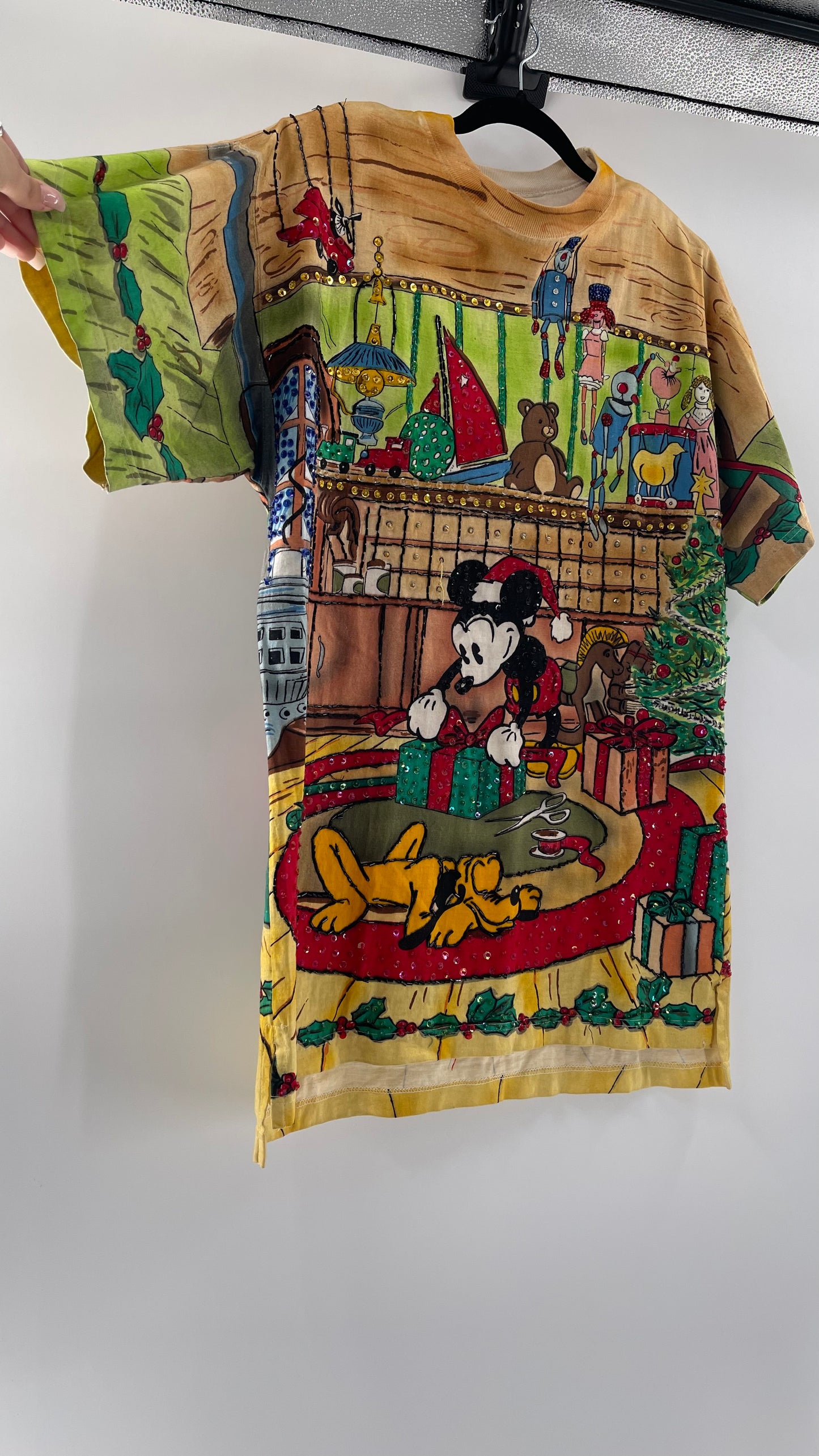 Vintage 1980s Disney by JouJou Mickey’s Christmas Sequined T (Large)
