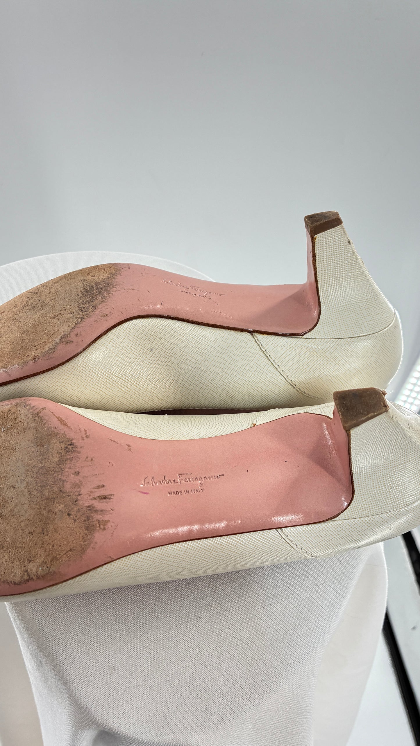 Vintage SALVATORE FERRAGAMO Magnolia White Kitten Heel (11)