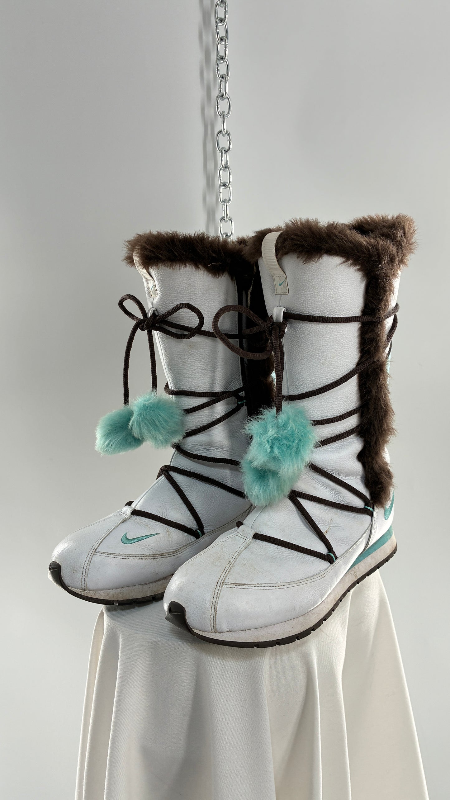 Vintage NIKE Pom Pom Snow Style White Boots Lined with Brown Fur, Turquoise Details (9)
