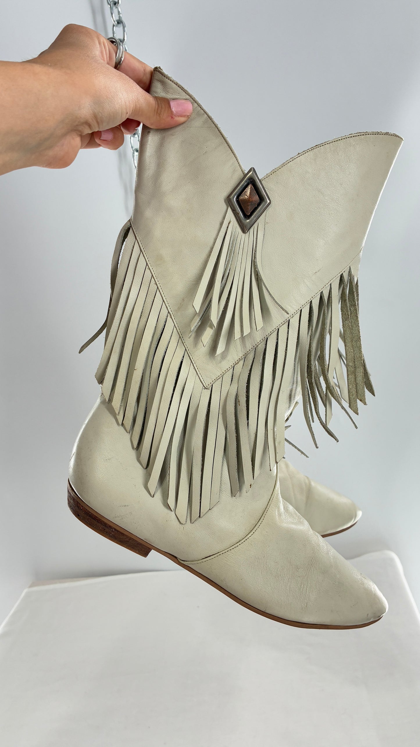 LJ SIMONE NEW YORK Off White, Slouchy Genuine Leather Fringed Boots (6.5)