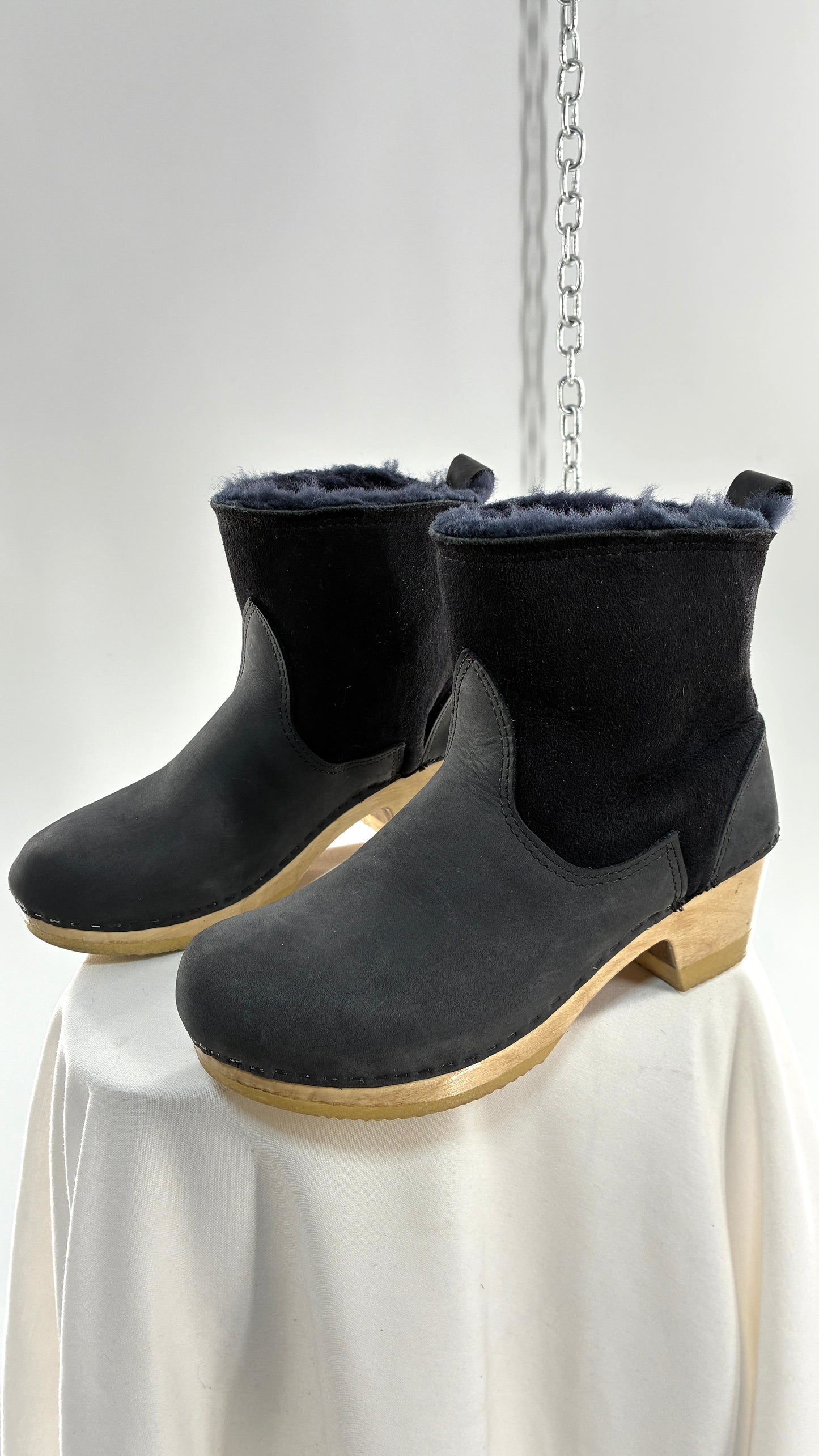 Vintage SVEN Black Leather Clog Boot with Sherpa Lining (40)