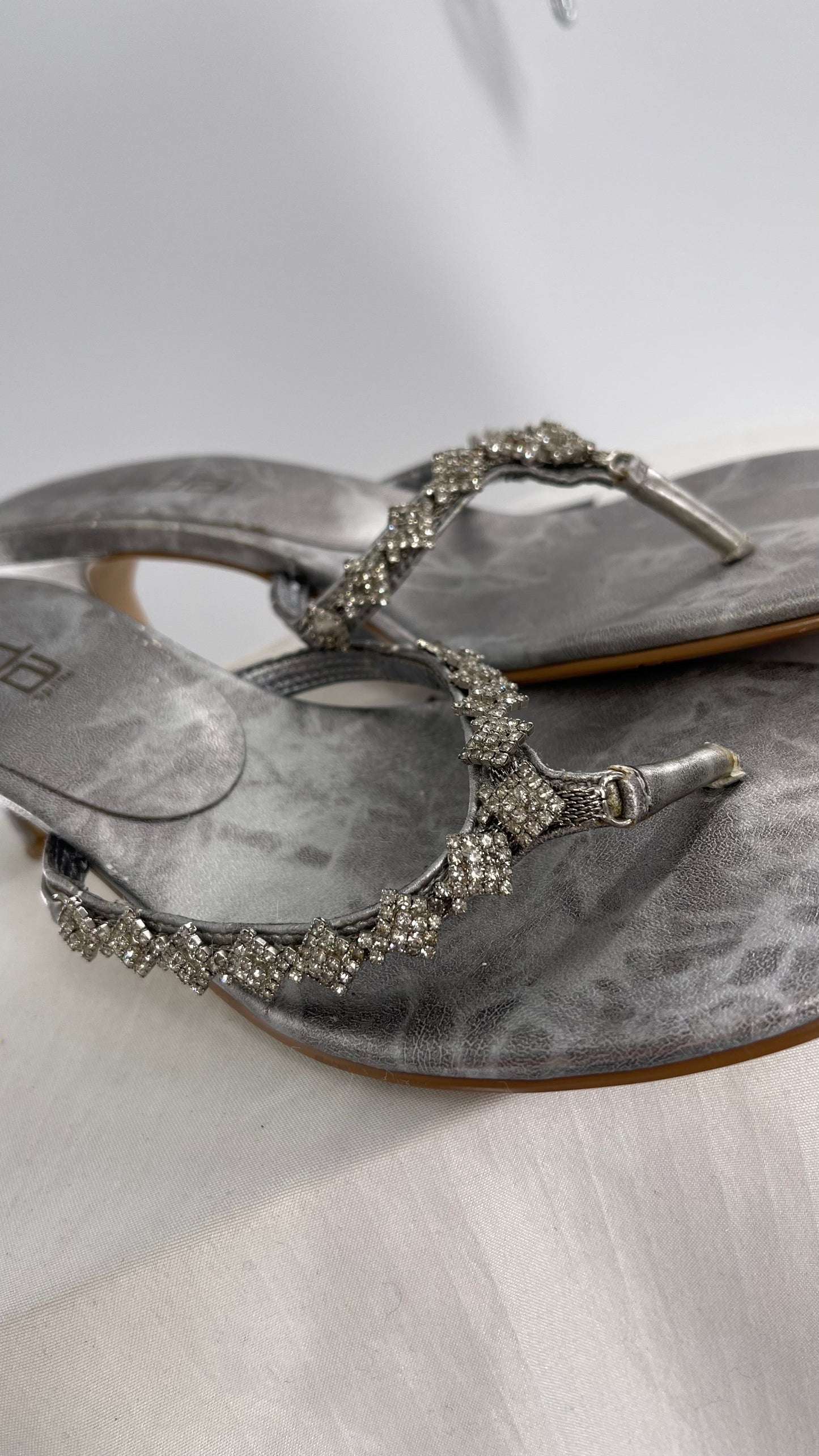 Vintage MODASPANA Silver Metallic Kitten Heel Thong Sandal with Rhinestone Embellishments (8.5)