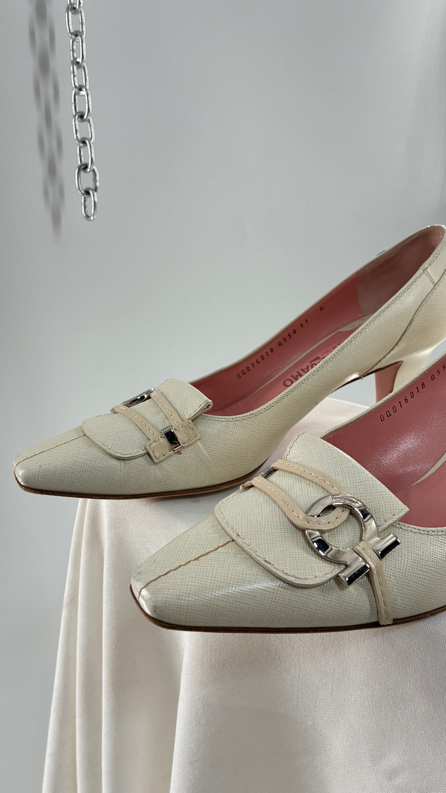 Vintage SALVATORE FERRAGAMO Magnolia White Kitten Heel (11)