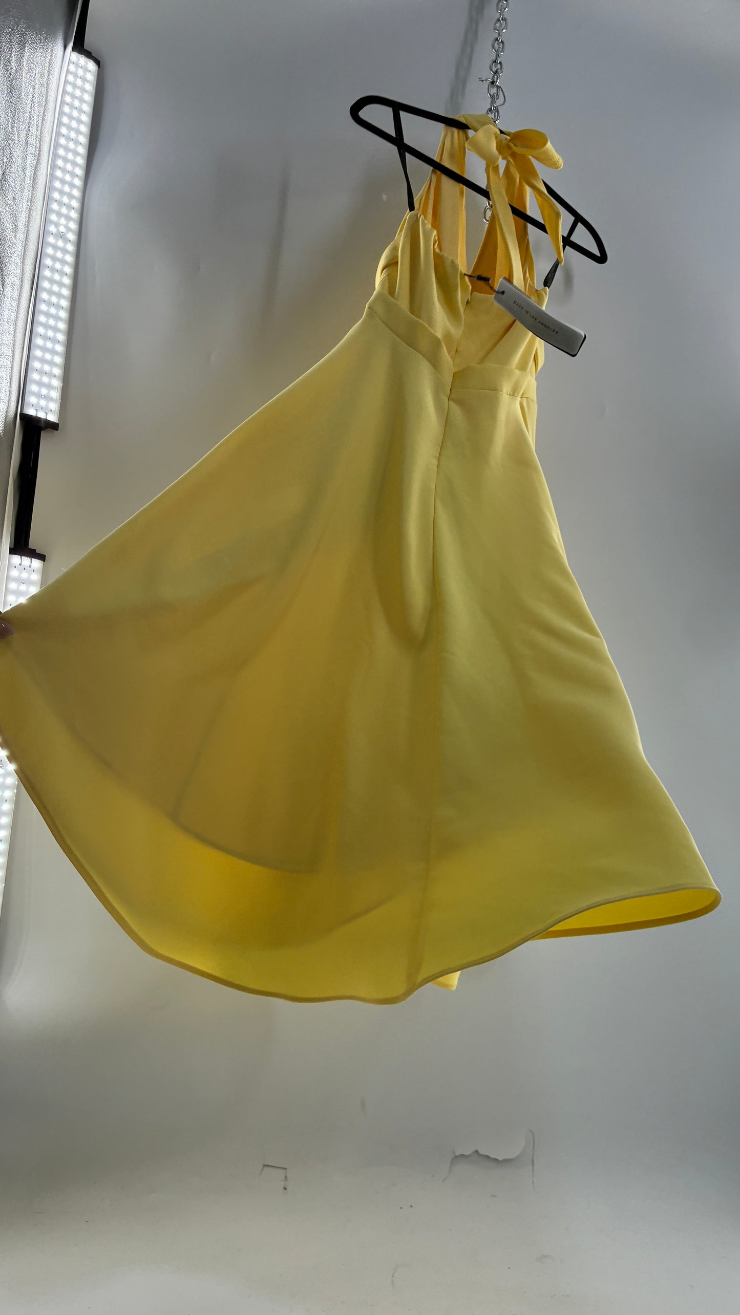 BLACK HALO Yellow High Neck Open Back 1950s Style Circle Skirt Dress with Tags Attached (8,10)