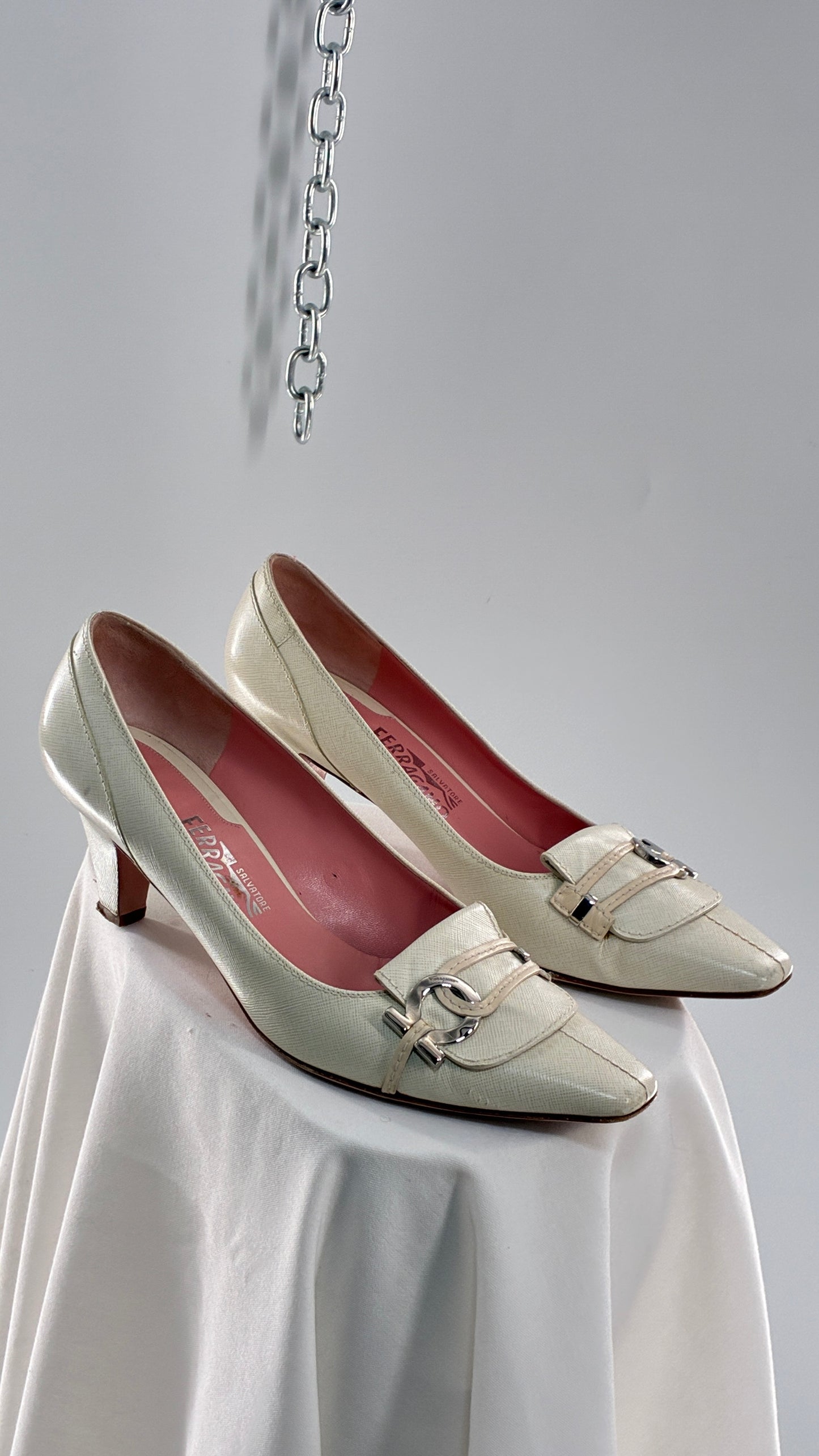 Vintage SALVATORE FERRAGAMO Magnolia White Kitten Heel (11)