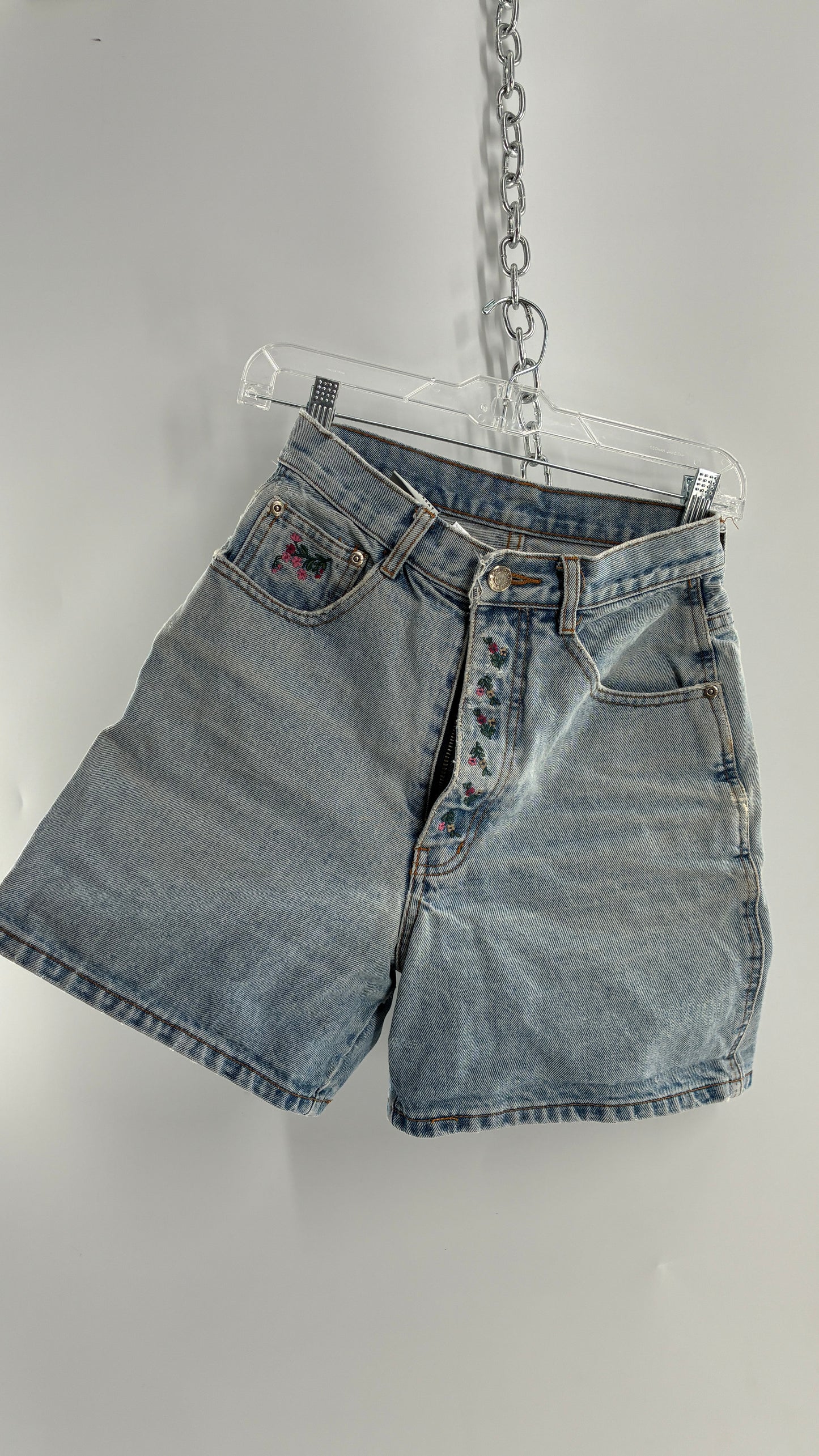 Vintage NUOVO County Seat Light Wash Jean Shorts with Embroidered Floral Details (5/6)