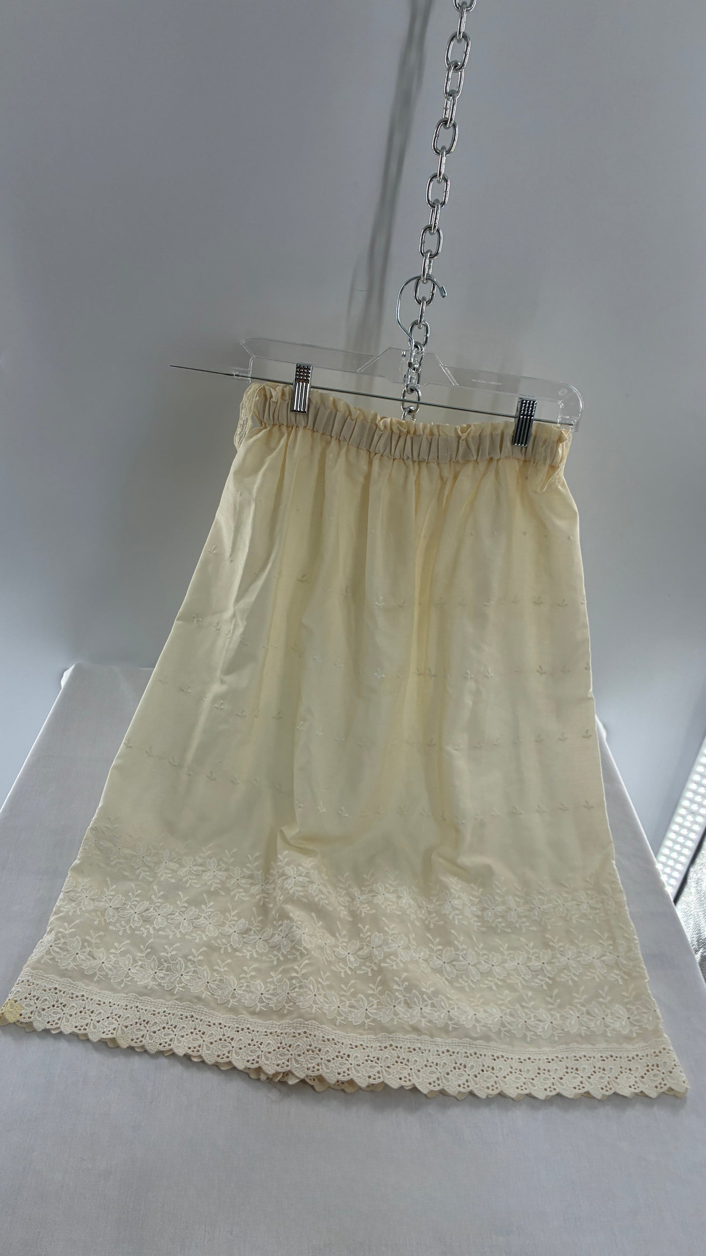 Vintage 1960s Handmade Lace Hem Cotton Skirt with Embroidered Patterning (XS/S)