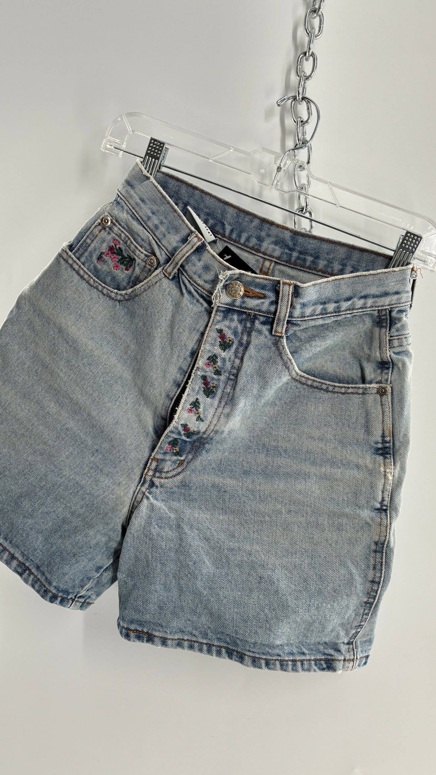 Vintage NUOVO County Seat Light Wash Jean Shorts with Embroidered Floral Details (5/6)