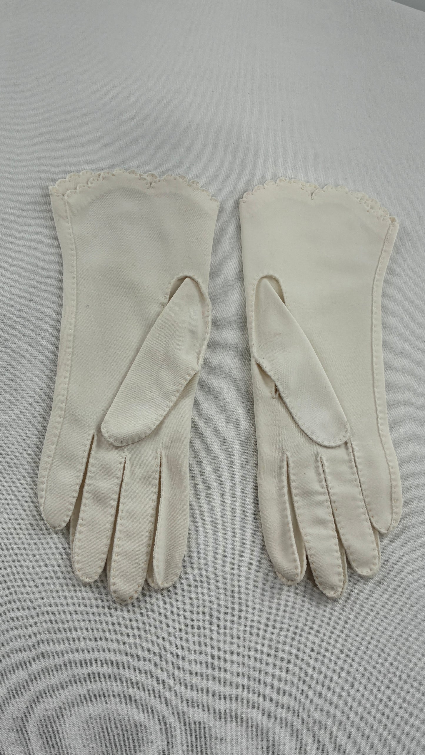 Vintage 1940s Handmade Off White Short Gloves with Scalloped Wrist
