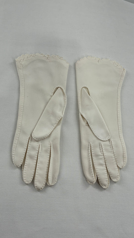 Vintage 1940s Handmade Off White Short Gloves with Scalloped Wrist