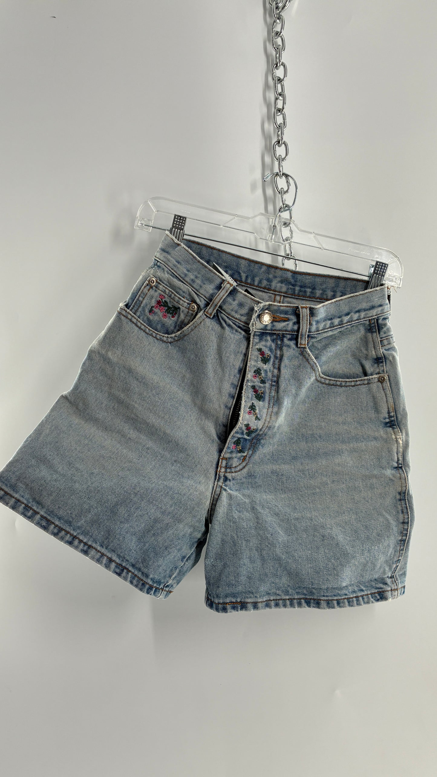 Vintage NUOVO County Seat Light Wash Jean Shorts with Embroidered Floral Details (5/6)